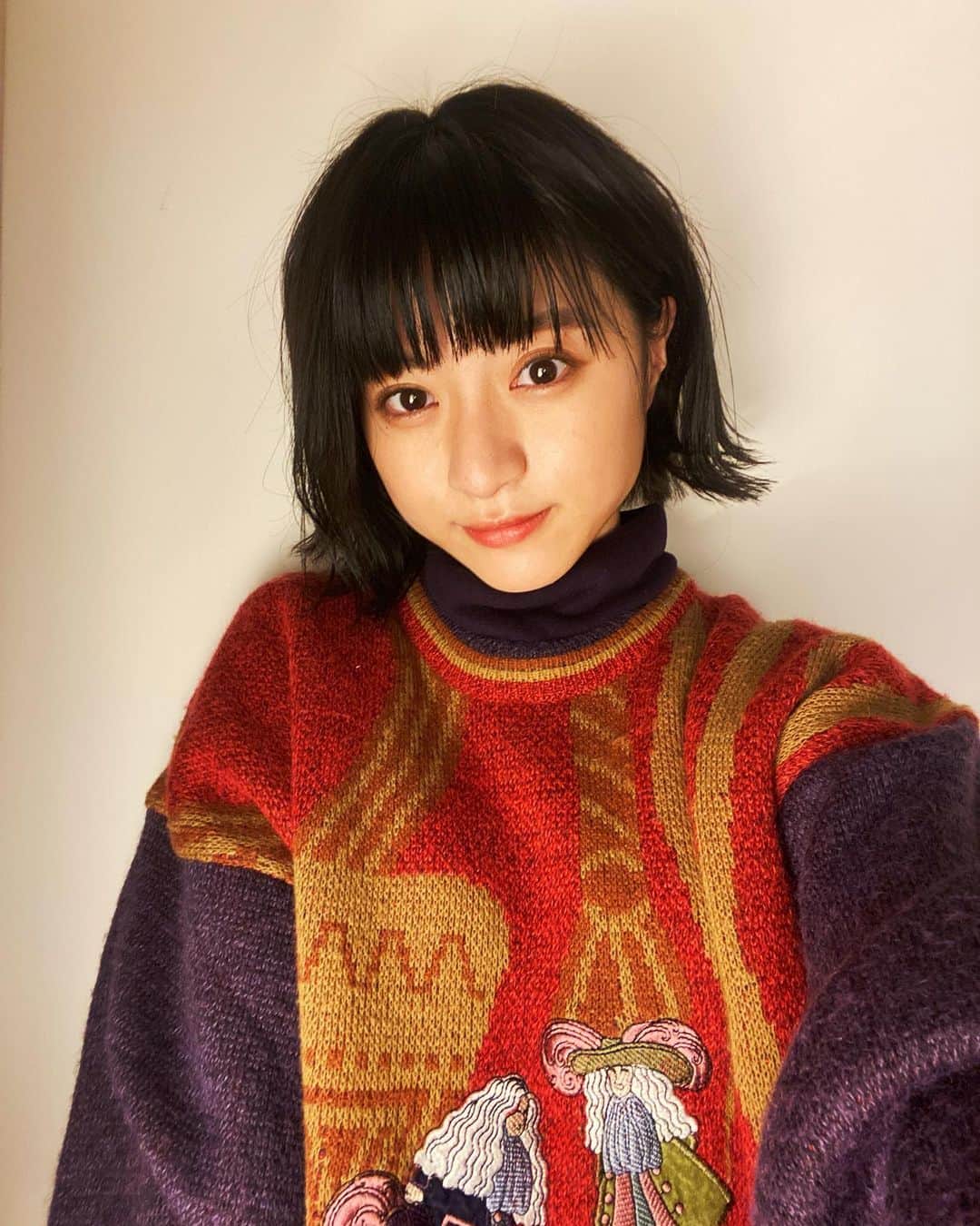 谷口萌衣子のインスタグラム：「明けましておめでとうございます㊗️ 2020年ありがとうございました。  昨年は多くの方に支えられて自分がある事を 実感できた1年でした😌  沢山考え、希望もなくなって絶望的な気分になることもあったけど、 向き合って向き合って、良い意味で少し、大人になれたのかなと思います。(本当にまだまだな私ですが、、！)  生きるって難しすぎる〜！  でもやっぱり頑張る毎日は楽しい〜！！！  苦しかった2020年をさらに超えるぐらい、2021年もっと凄くなるぞ。 頑張ります！  簡単にですが、本年度もよろしくお願いします。  よいお正月をお過ごし下さい☺︎  萌衣子。」