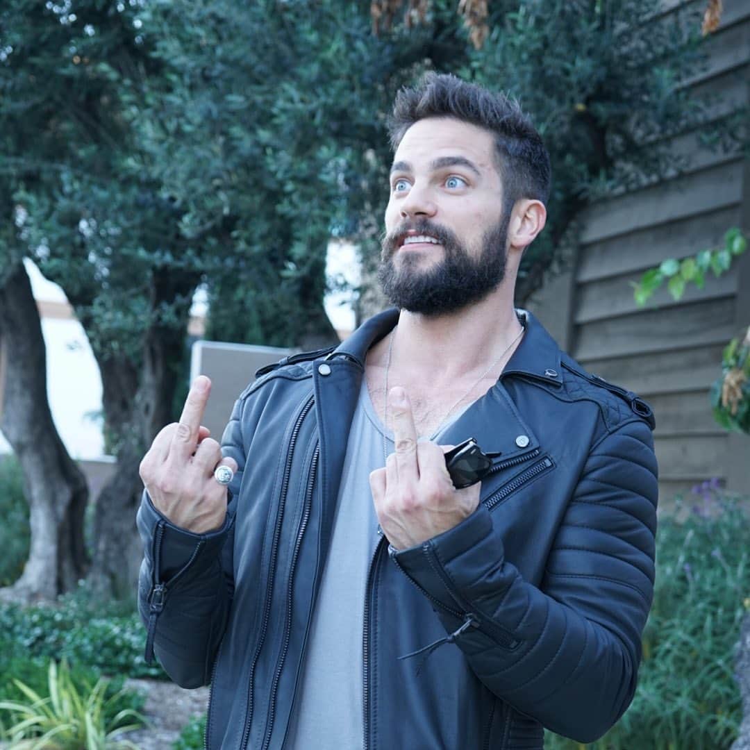 ブラント・ドーハティのインスタグラム：「Dear 2020, go fuck yourself. Love, Brant ☺️」