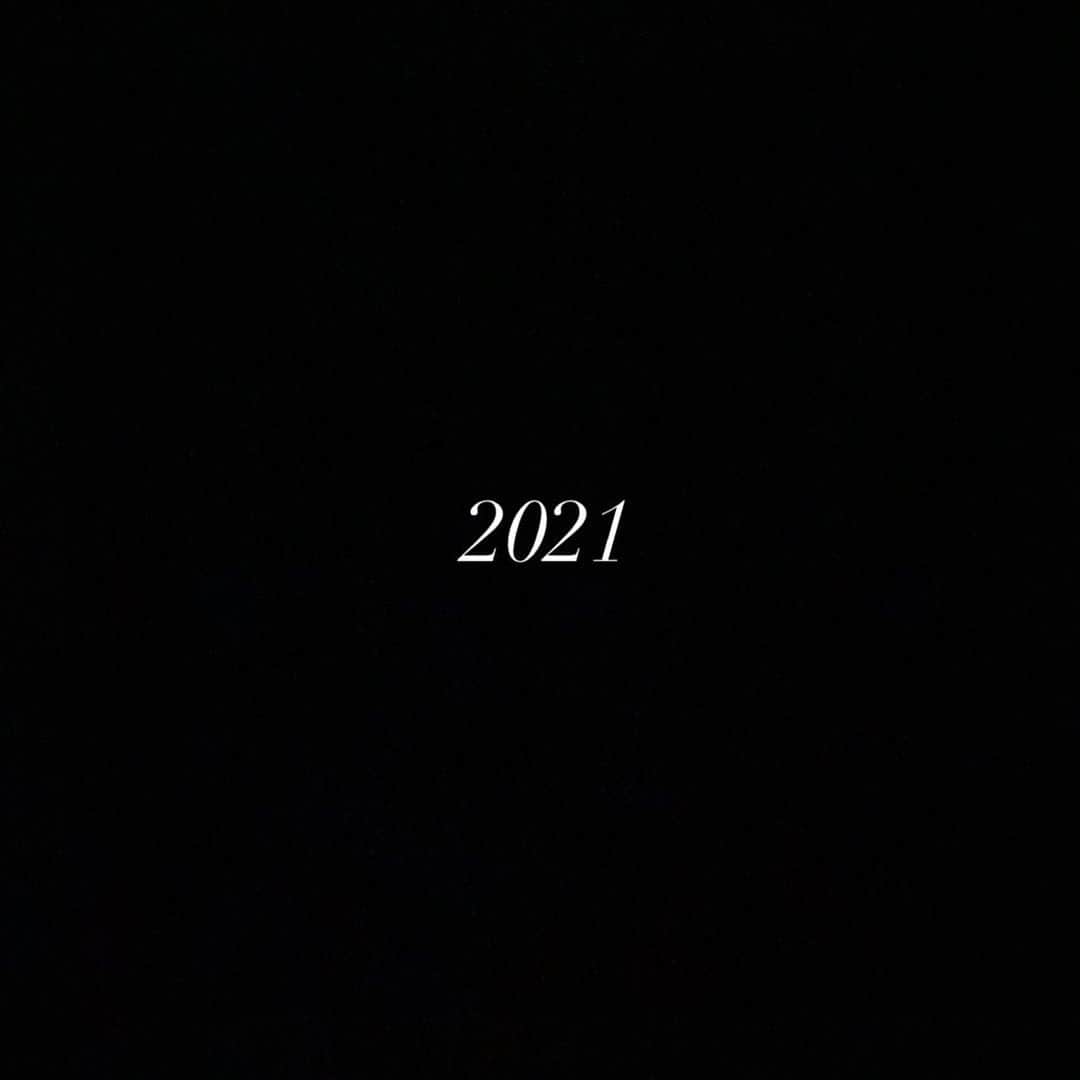ELLYのインスタグラム：「みんなにとって 最高の1年になりますように」