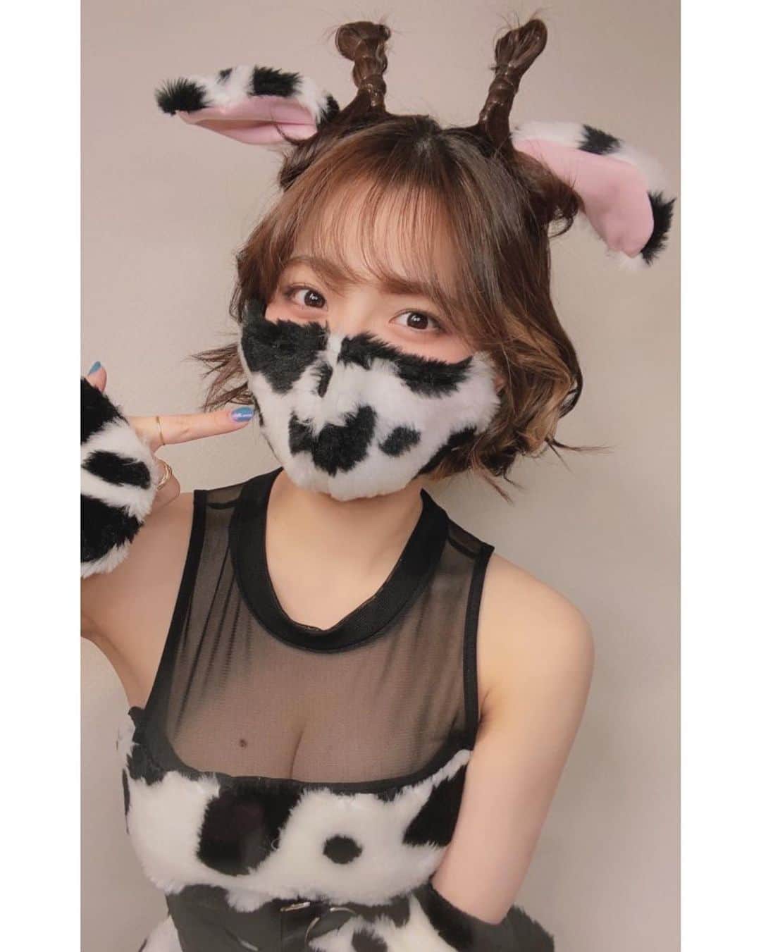 片岡沙耶さんのインスタグラム写真 - (片岡沙耶Instagram)「. あけましておめでとうございます🎍🐄🎍 毎年恒例のハンドメイド干支コスチューム！ 今年は牛さん🐮！ . マスクもカウ柄🐄 . #2021 #謹賀新年 #丑年 #あけましておめでとう  #さやぼー #sayabow #nosepiercing と思いきや #いつも身に付けてる #イヤカフ #鼻にしてるの 笑」1月1日 0時57分 - kataoka_saya38