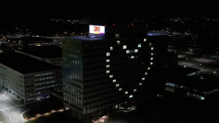 3M（スリーエム）のインスタグラム：「After the difficult year that the world has had to face, we look forward to 2021 with hope and optimism, as we continue to put science at the service of our customers and communities every day.  📹: @SkyCandyStudios & @jaybyrdfilms」