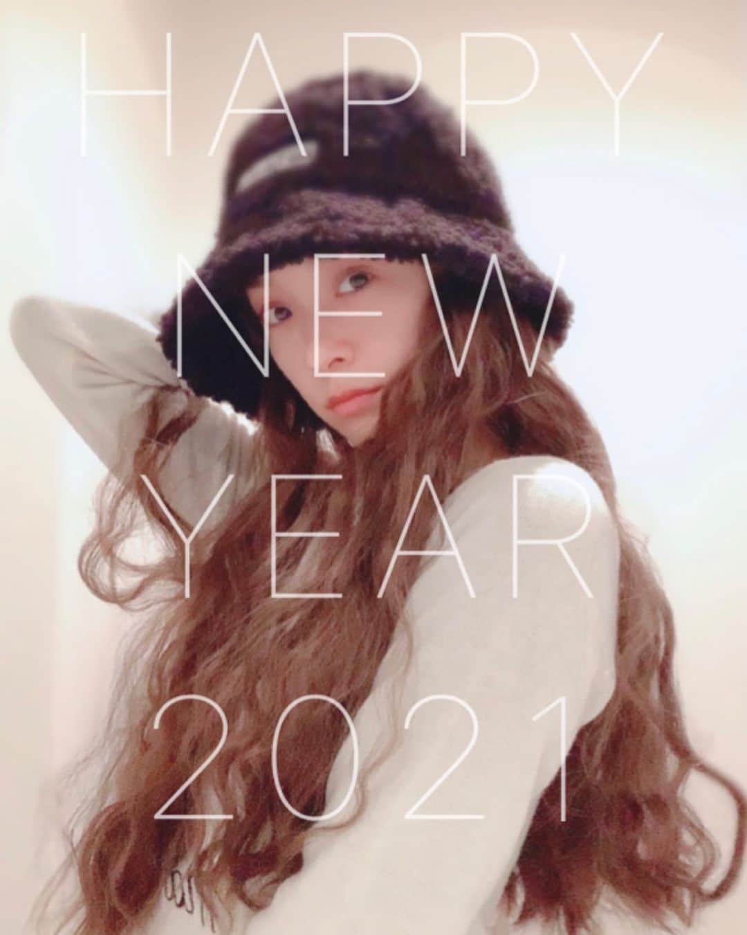 みひろさんのインスタグラム写真 - (みひろInstagram)「. 明けましておめでとうございます‼︎ 今年もよろしくお願いします✨ 2021年はいっぱい学んで、好きな事をいっぱいしたいな☺️  #みひろ #mihiro #미히로 #朝美穗香  #新年 #2021 #おめでとう」1月1日 0時51分 - mihiro0519