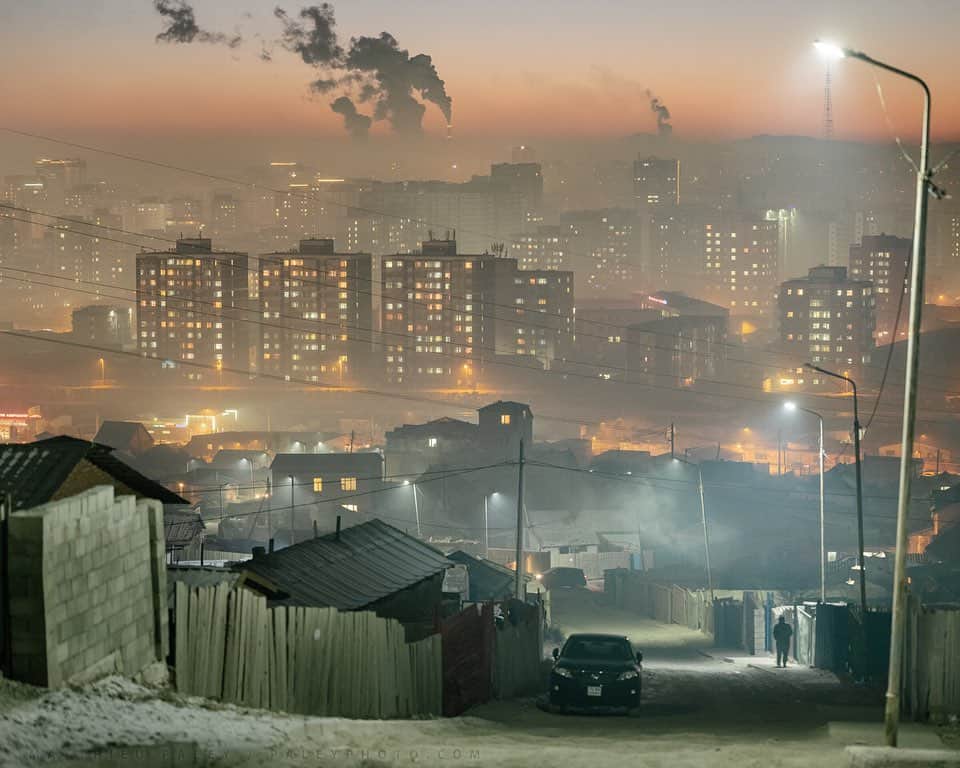 ナショナルジオグラフィックさんのインスタグラム写真 - (ナショナルジオグラフィックInstagram)「Photos by Matthieu Paley @paleyphoto / Ulaanbaatar, the capital of Mongolia, has one of the world’s highest air pollution levels. Throughout the long winter months, the majority of people burn poor-quality coal to not only heat up their homes and yurts but also as fuel for cooking. For more on environmental issues worldwide, follow @paleyphoto #airpollution  Check out Nat Geo's link in bio for more on this story.」1月1日 0時51分 - natgeo