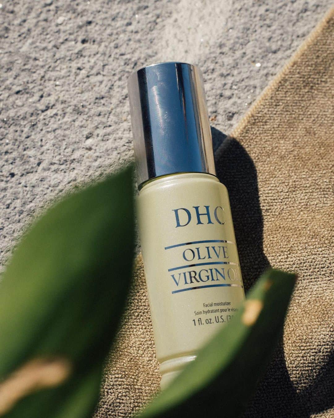 DHC Skincareさんのインスタグラム写真 - (DHC SkincareInstagram)「Celebrating the last day of 2020 with a final Happy Birthday shoutout to our OG, Olive Virgin Oil 🎉   "What's your beauty cabinet holy grail? Mine is @dhcskincare's Olive Virgin Oil moisturizer 🌟 If you've been following along on my #adultacne skincare journey, you know I've recently scaled back to just a handful of products because my skin has become sensitive and I'm trying to focus on more clean and natural treatments for my face... It's lightweight, scent-free and melts into my skin leaving me on glow. It's also triple duty because I can use it for my face, my cuticles AND my hair. Get's no better than that!" – @kellyaugustine  Add Olive Virgin Oil to your 2021 skincare routine at DHCcare.com ☝️  📸: @kellyaugustine」1月1日 0時52分 - dhcskincare