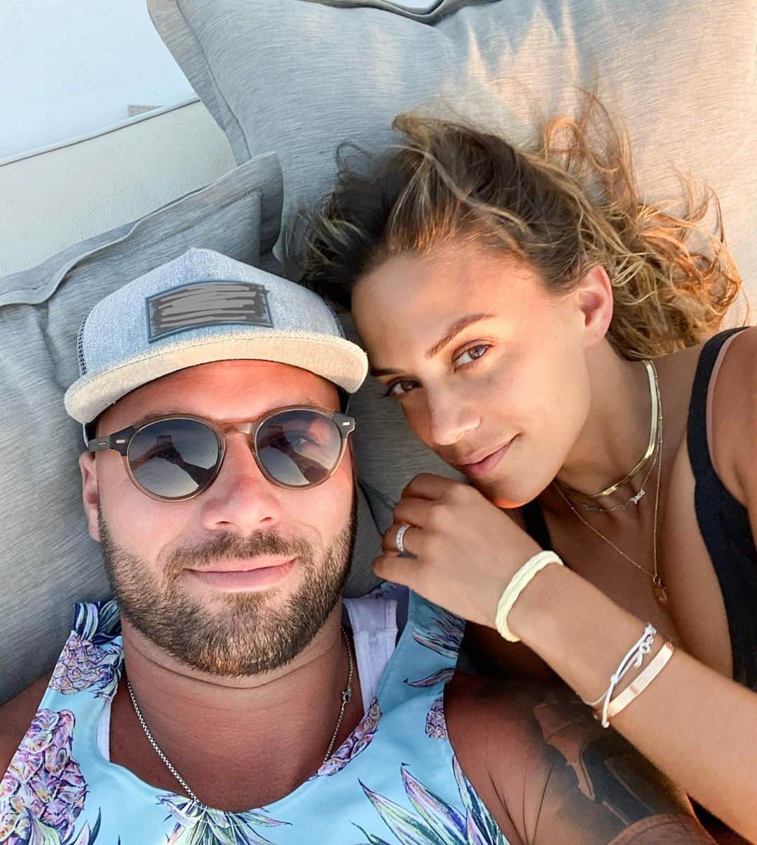 のインスタグラム：「Happy one year sober birthday to my husband.  This year I have watched you become the man I knew you could always be.  I’m proud of all the work you have done to become not only a better husband and person but I can see you loving yourself now and leaning on God and letting him into your life. I’m so very proud of you for sharing your story to help others because most people get to live with anonymity but your courage is helping so many......I’m proud to be your wife..... ***because I feel like I need to defend my husband he hasn’t been physically unfaithful for a few years but there are certain boundaries or grey area that can cause a person to “reset” their sober clock.  My husband didn’t have to reset but I’m DAMN PROUD because he now is living a full sober life not in the grey this past year.. I know it can be hard for some to understand so this weeks @whinedownpodcast we talked about it. “Life in a year” episode.」