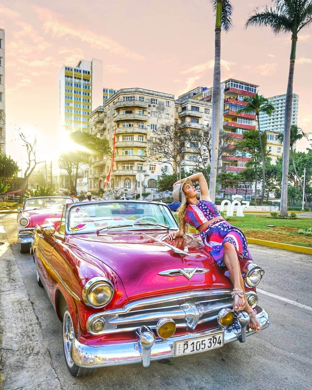 アリサ・ラモスのインスタグラム：「Happy NYE from Havana (Oh Na Na)! 💃🏼🇨🇺🍾 . I absolutely cannot wait to start a new year in one of my favorite cities in the world! Traditions here are to throw water on the street to wash out the past, walk around the block with a suitcase, and burn a little straw man, and I'll be doing all of them to make sure the bad 2020 vibes get their riddance (though to be honest, being a digital entrepreneur prepped me well to handle all the hurdles of the year so I'm not allowed to complain personally, but I empathize for everyone who suffered, especially hide here in Cuba). . We finally started our tour with Havana Reverie, who helped assist us with our visa under the category of Support for the Cuban People, and we definitely have been doing just that!! . Aside from learning about the history, and also about present issues (which i will get into later), we also learned about the budding entrepreneurs in Havana, which is relatively new, and a really big deal!! . Some of the entrepreneurs I met today are eco-friendly clothing designers of the brand @dadorhavana, which is where my two piece outfit is from! They make all of their pieces in the upstairs area of their shop, which is in a restored building in Havana Vieja! . I'll be wearing their designs while I'm in Havana, lmk if anyone wants me to bring anything back to the US to ship!  . And please, if you come to visit, support local brands! Here and anywhere you go! . Hope you all have a great night tonight! Big cheers to all of you!! Tell me if you have any NYE traditions!!!」
