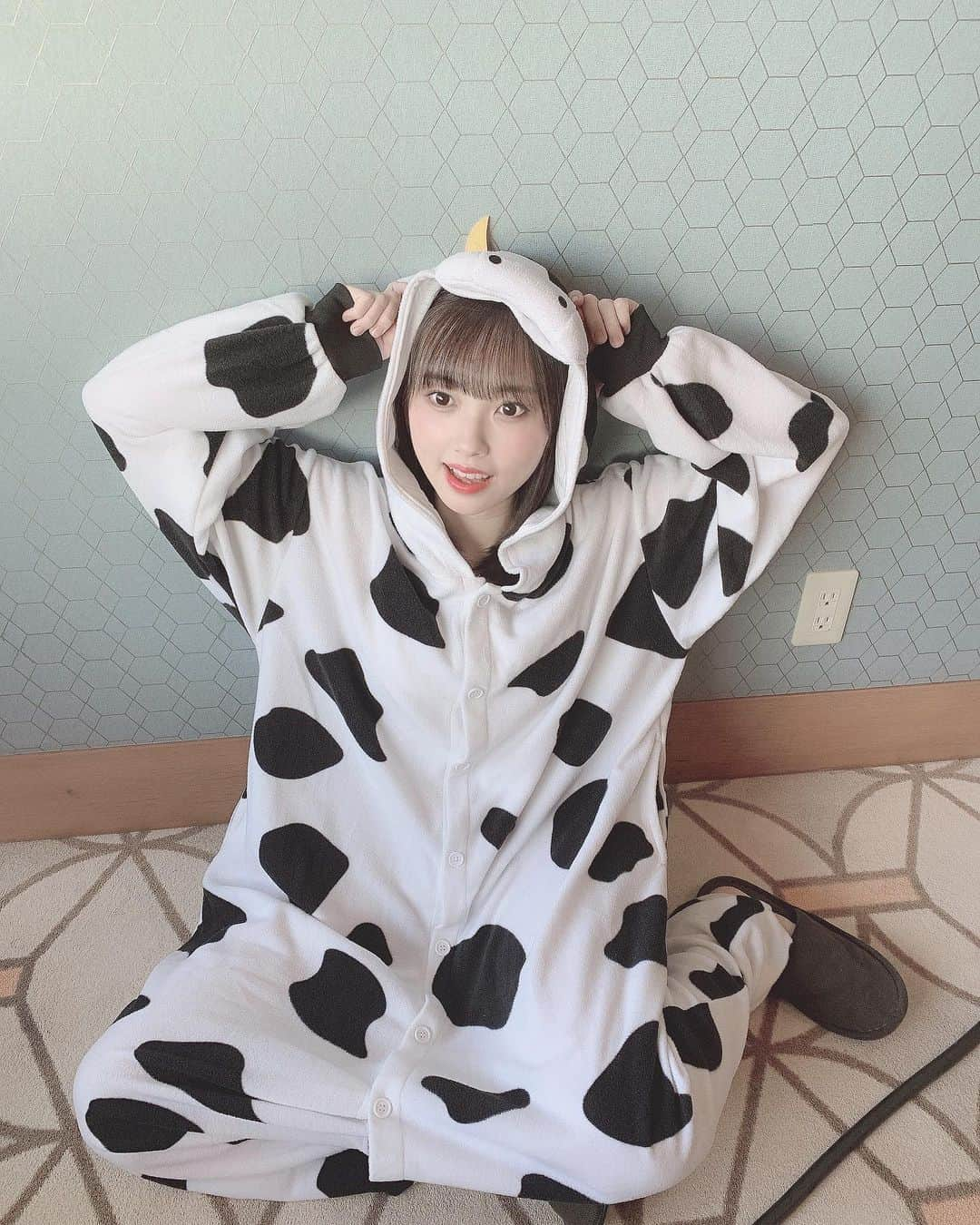 山内祐奈さんのインスタグラム写真 - (山内祐奈Instagram)「2021ねん. あけまして おめでとうございます🐮❤︎  モーモー🐄🤍🖤  今年もよろしくおねがいします🐮」1月1日 1時06分 - yuna_hkt48