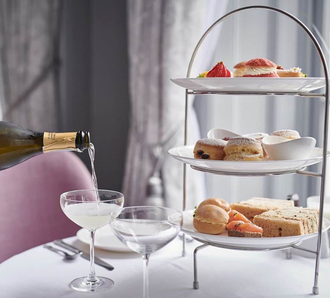 ローラアシュレイのインスタグラム：「It might not be the New Years Eve you would have planned, but whether you're enjoying a glass of fizz or a cup of tea tonight, we hope you have a wonderful evening 🥂☕️」