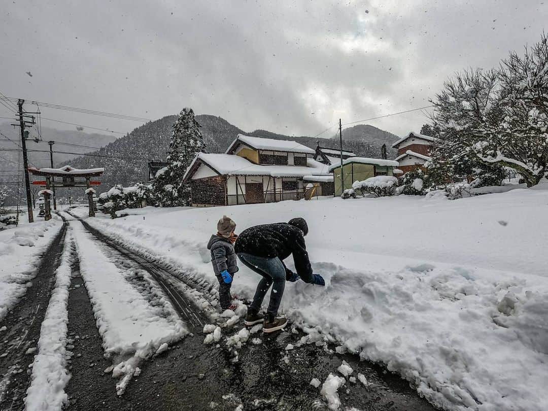 J-Auto Showさんのインスタグラム写真 - (J-Auto ShowInstagram)「大晦日は雪を求めて帰省。 新年1発目は雪映えスポットで。 シャコタン車入って来れずノーマル車の特権です。 本年もどうぞよろしくお願い致します。  #雪 #雪景色 #雪化粧 #雪遊び #本年もよろしくお願いします #明けましておめでとうございます #happynewyear #2021 #帰省 #雪映え #⛄ #雪道 #シーマハイブリッド #y51シーマ #シーマ #Nissancima #🚗 #Nissan #日産 #日産車」1月1日 1時00分 - jautoshow