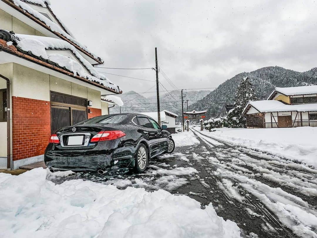 のインスタグラム：「大晦日は雪を求めて帰省。 新年1発目は雪映えスポットで。 シャコタン車入って来れずノーマル車の特権です。 本年もどうぞよろしくお願い致します。  #雪 #雪景色 #雪化粧 #雪遊び #本年もよろしくお願いします #明けましておめでとうございます #happynewyear #2021 #帰省 #雪映え #⛄ #雪道 #シーマハイブリッド #y51シーマ #シーマ #Nissancima #🚗 #Nissan #日産 #日産車」