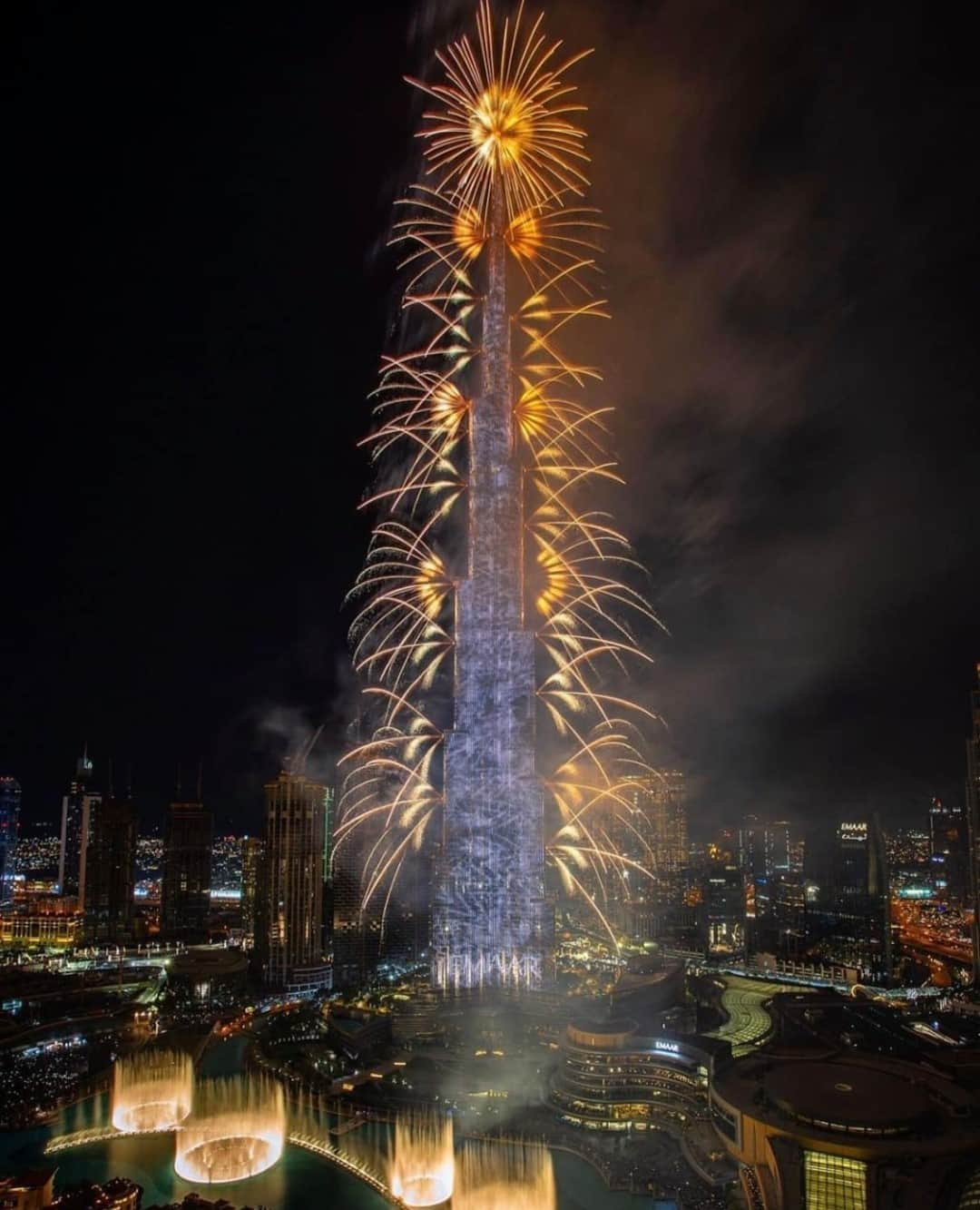 Earth Picsさんのインスタグラム写真 - (Earth PicsInstagram)「Dubai’s legendary New Year’s Eve celebration! Happy New Year’s Eve everyone! 🎉 📷 @raihanhamid_photography」1月1日 1時00分 - earthpix