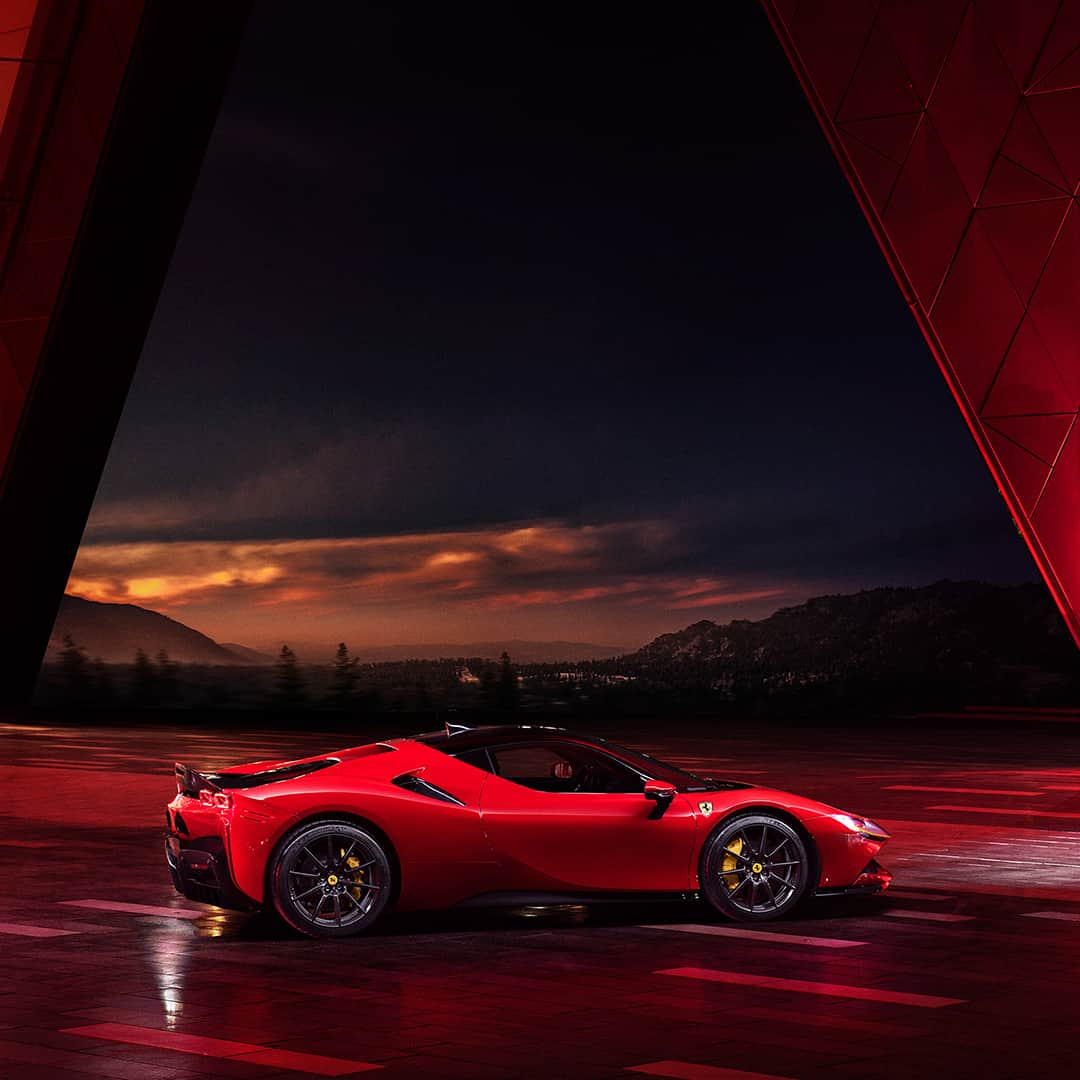 フェラーリさんのインスタグラム写真 - (フェラーリInstagram)「Looking ahead to new horizons with the #FerrariSF90Stradale. A hybrid experience, fuelled by sheer performance and uncompromising dynamics, awaits. #Ferrari #CarsWithoutLimits」1月1日 1時00分 - ferrari