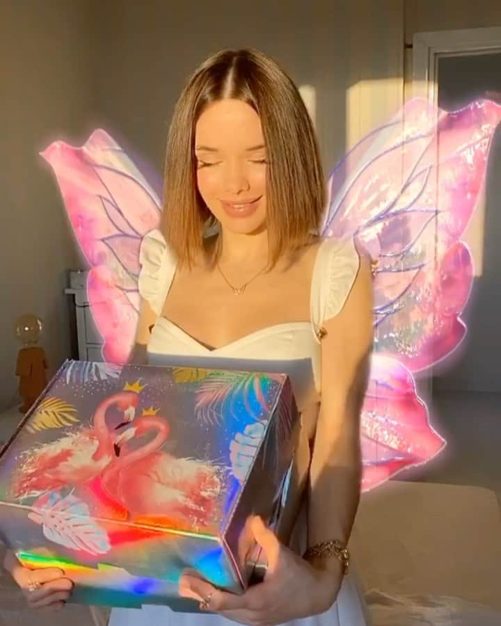 Maria Wayのインスタグラム：「ай 🥰 самая новогодняя распаковка, ставь + если снимать больше таких  Вам понравилось предыдущее видео, это я сняла с @beauty_fox_official , мне кажется больше блестящих штучек, чем у них, найти невозможно🔮 И да, там хайлайтер в виде духов, кисти единорожки, больше выложила в тикток 💅🏻 Я хочу прислать вам три таких набора. Кто хочет себе такой: 1. Отметьте друга под этим видосом 2. Подпишитесь на @beauty_fox_official  В Рождество ждите сторис с победителями 💎」