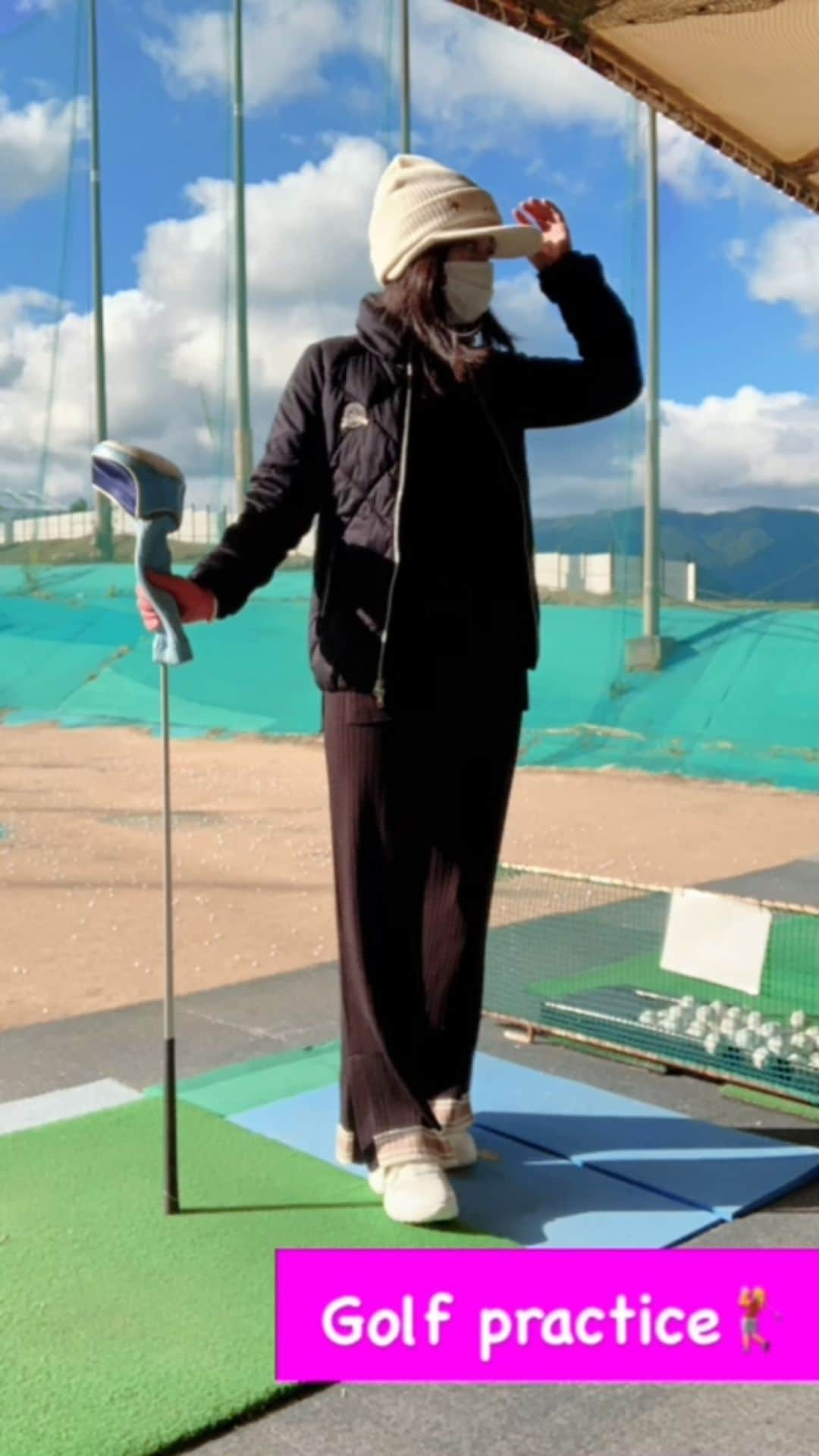 長崎真友子のインスタグラム：「I love golf sooooo much🏌️‍♀️💕  It was the last practice in 2020♪  シングルプレイヤーに教わると、フォーム少し変えただけでヘッドスピード変わって飛距離と芯に当たる率が高くなった。凄い‼️  無事、打ち納めました⛳️新年はラウンド♪楽しみ‼︎  fashion:23区  #ゴルフ #golf #冬スタイル #ゴルフスタイル #ゴルフ女子 #instamama #ママゴルフ #ゴルフママ #ママアナウンサー #女子アナゴルファー #打ち納め　#打ち納めゴルフ #mamafashion #自撮り #女子アナゴルフ部 #打ちっ放し #ig_japan #ゴルフ　#ig_golf #ママゴルフ部 #23区 #golfwear #golffashion」