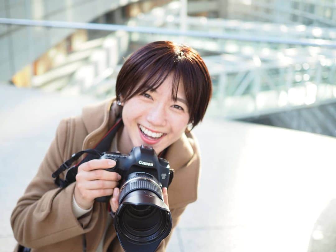 石井寛子のインスタグラム：「2020年12月31日  今年はコロナウイルスもあり 大人も子どもたちもマスク。  マスクを外すことが許される 私の大切なプライベート時間が とても充実した一年でありました。  と同時に、 フォトグラファーとしての活動を 勢力的にできたことを 非常にありがたく感じます。  お仕事を依頼してくださったみなさま 撮影させていただいたみなさま ありがとうございました。  昨年から少しずつ 種まきをしてきた活動が 2020年に 小さな小さな花を咲かせたような。  ゆっくりやさしくあたためながら 今ある幸せを噛み締めて。  良いお年を、お迎えくださいませ😌  石井寛子」
