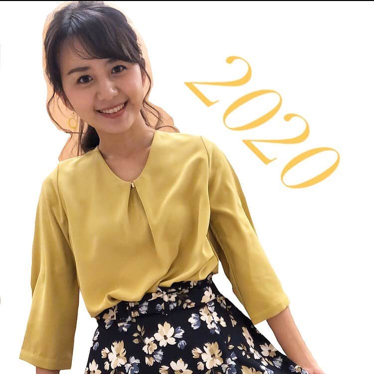 石野智子のインスタグラム：「🌼  2020年ありがとうございました😌🙏 皆様良いをお年をお迎えください🐄❤️  #撮ってもらったのに載せそびれていた写真📸 #2020年 #2021年 #感謝 #UHB #アナウンサー」