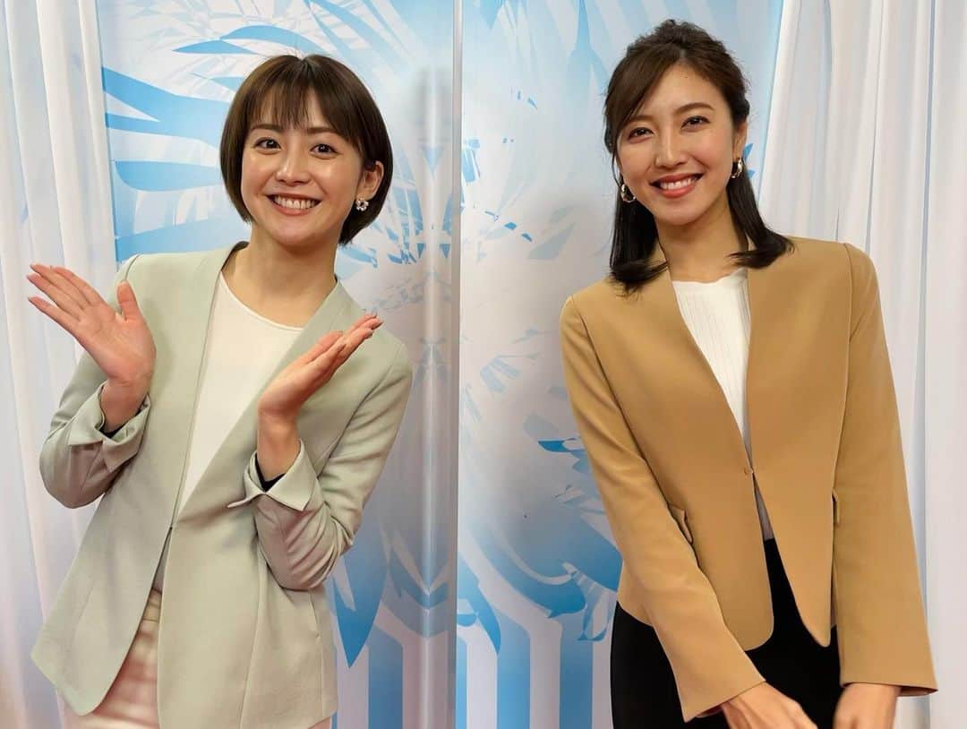 小澤陽子さんのインスタグラム写真 - (小澤陽子Instagram)「𝚊𝚝 𝚠𝚘𝚛𝚔☻  今年は、この２人とクリスマスを過ごしました🎅🏻🎄  今年から初めて中継に参画させていただいた、 全日本フィギュアスケート選手権 ・メダリストオンアイス⛸❄️  特別な年の、特別な全日本という舞台で、 王者・女王が決まりました。  北京オリンピックのプレシーズンである今年の会場には、五輪マークが掲げられ、それに感銘を受ける選手の姿も見られました。  まずは、無事に開催されたことに感謝です… 2020年はコロナの影響で、リンクが閉鎖されたり、目指していた大会がなくなったり、海外にいた選手は帰国しても隔離生活が待っていたりなど、、選手・関係者にとって、本当に異例で大変な一年になったはずです。  ベースがこんなに大変な状況で、更に個人個人が、それぞれの怪我や課題などを乗り越えて迎えた全日本の演技だと思うと、尊敬の念が絶えません。  去年までの全日本も、中継に乗らない部分のインタビューを少しだけさせていただいたりはしていたのですが、他の仕事もあり、FS(フリースケーティング)まで通して現場に居られたのは、今回が初めてでした。  SP(ショートプログラム)での演技・順位を受けて、いよいよ最後の演技となるFSというのは、選手のかける想いがまた違って感じて、本当に感動や選手からいただく力・勇気・刺激が大きかったです。  大変なシーズンだったにもかかわらず、様々な困難を乗り越えて、あの緊張感の中で今年も素晴らしい演技を魅せてくれた選手たちに感謝です。 本当に、お疲れ様でした！！！ . . ❄️ .  そして個人的な話になってしまいますが、このお仕事は、フィギュアスケートを観るのが昔から好きで、入社前から憧れていた現場でした。  去年までも、今年一緒に担当した２人と、卒業された三田さんの背中を見ながら、学ばせていただいてきました。  それでも初めての中継はいっぱいいっぱいで、周りの人を頼りながら、とにかく流れについていくのに必死。 全力で向き合って準備してきたつもりでも、”やっぱりここをもっとこうすればよかった” など、悔しさとぶつかる毎日でした。  ただ、反省も沢山ありつつも、選手たちの演技を間近で見ると、やっぱり『フィギュアスケートって、いい！！！！！』”中継に携われて幸せ” と、しみじみ思います。  念願叶ったこのお仕事。 もっともっとクオリティの高い戦力になれるよう、今後も精進してまいります！  フジテレビフィギュア中継、 これからもアナウンサー陣、制作陣、技術、、チーム一丸となっていい中継を届けてまいります！  #フィギュアスケート #6年越しの夢 #念願のお仕事 #全日本フィギュアスケート選手権 #⛸ #三田さんありがとうございました (三田さんとの写真は去年のものです) #インスタライブもARIGATO☻ #内田嶺衣奈 #宮司愛海 #同期とのMCも感慨深いものがありました❁ #小澤陽子 #フジテレビ #フジテレビアナウンサー」12月31日 16時22分 - yoko.ozawa729
