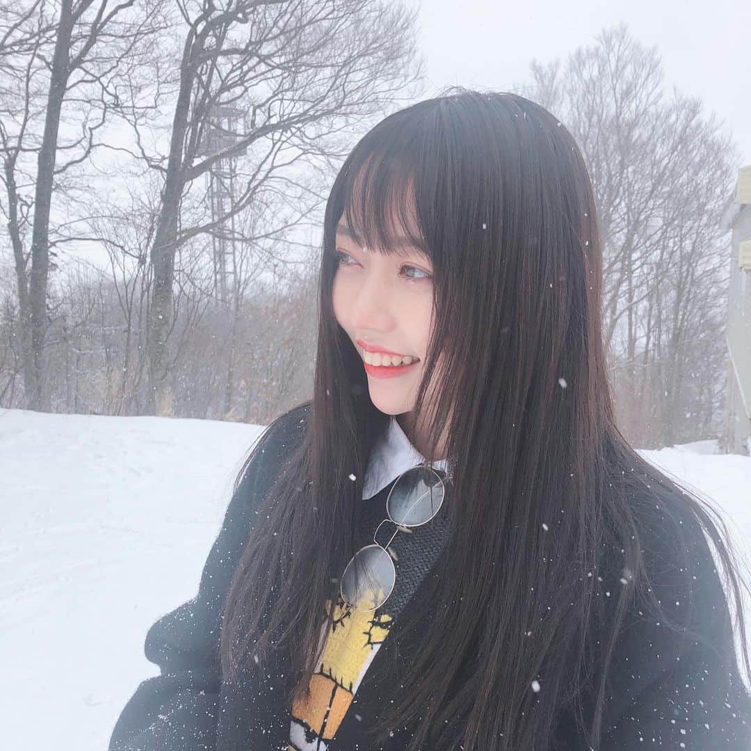 野島樺乃のインスタグラム：「好評だったから投稿しますっ Instagram個人的に力入れていきたいSNSなので2021も皆さんぜひ注目しててください...🐺🤍 今年1年も本当にありがとうございました  #過去pic #雪すごいな #寒いの好き #今年の1月の写真だよ #若い」