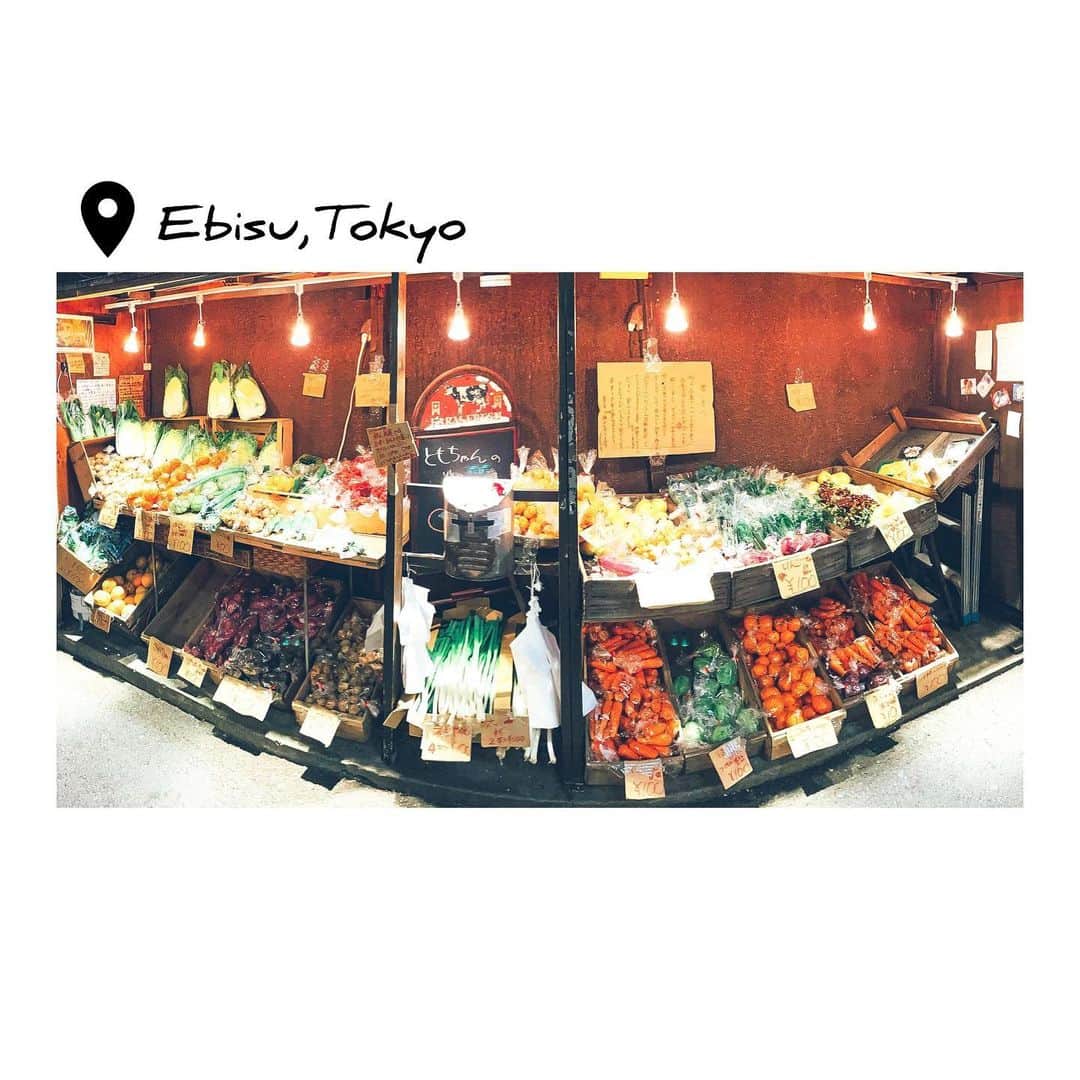 加藤侑紀のインスタグラム：「在東京市區的無人販賣所🥕氣氛很特別，都不小心待好久☺️ #很吸引 #一百圓  （看板上寫：年輕人，在我年輕的時候從鄉下到東京，沒錢買飯吃變得很瘦很辛苦，因為自己經歷過這些 不希望現在年輕人這樣，所以種菜給你們吃 希望年輕人不會孤獨不安，我在 你們放心🙂） ・ 通ると必ず寄っちゃう恵比寿の無人販売所🍆ここだけ違う世界みたいでほっこり長居しちゃう☺️ #引き込まれる世界 #全部100円  ・ ・ #ともちゃんの畑 #ここだけ異空間 #農家直売所 #農家さんを応援したい #ebisutokyo #惠比壽橫丁」