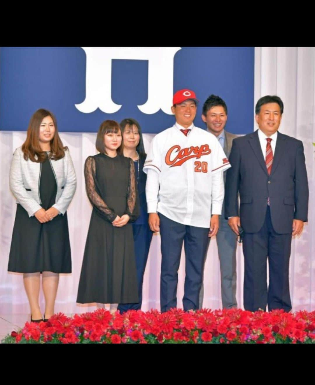 栗林良吏さんのインスタグラム写真 - (栗林良吏Instagram)「2020年10月26日のドラフト会議にて、広島東洋カープから1位指名していただけました。 2年前の指名漏れから、家族や仲間のおかげでここまで来ることが出来ました！ いつも応援して、アドバイスをくれて本当にありがとうございます！！ トヨタ自動車に入り、応援してもらえる喜びや働くことの大変さを学べました。 また、初めて強いチームに入りレベルの高いところで野球が出来て、監督コーチだけでなく、選手のみんながコーチみたいに教えてくれて、本当に素晴らしいチームに入り、レベルアップすることが出来ました。 今思えば2年前プロに行けず、トヨタに行けて本当に良かったと思います！！  勝幡ドラゴンズ、藤華クラブ、愛知黎明、名城、トヨタ自動車で一緒に野球やってくれた方々ありがとうございました！ また、これまで携わってくれた関係者の皆様、本当にありがとうございます。  ここからが、本当のスタートだと思うので、たくさん方が応援したくなるような選手目指して、また、引退する時にはたくさんの方に惜しまれて愛されるよう頑張ります！！  2021年もよろしくお願い致します。 良いお年を！！」12月31日 16時17分 - ryoji2038