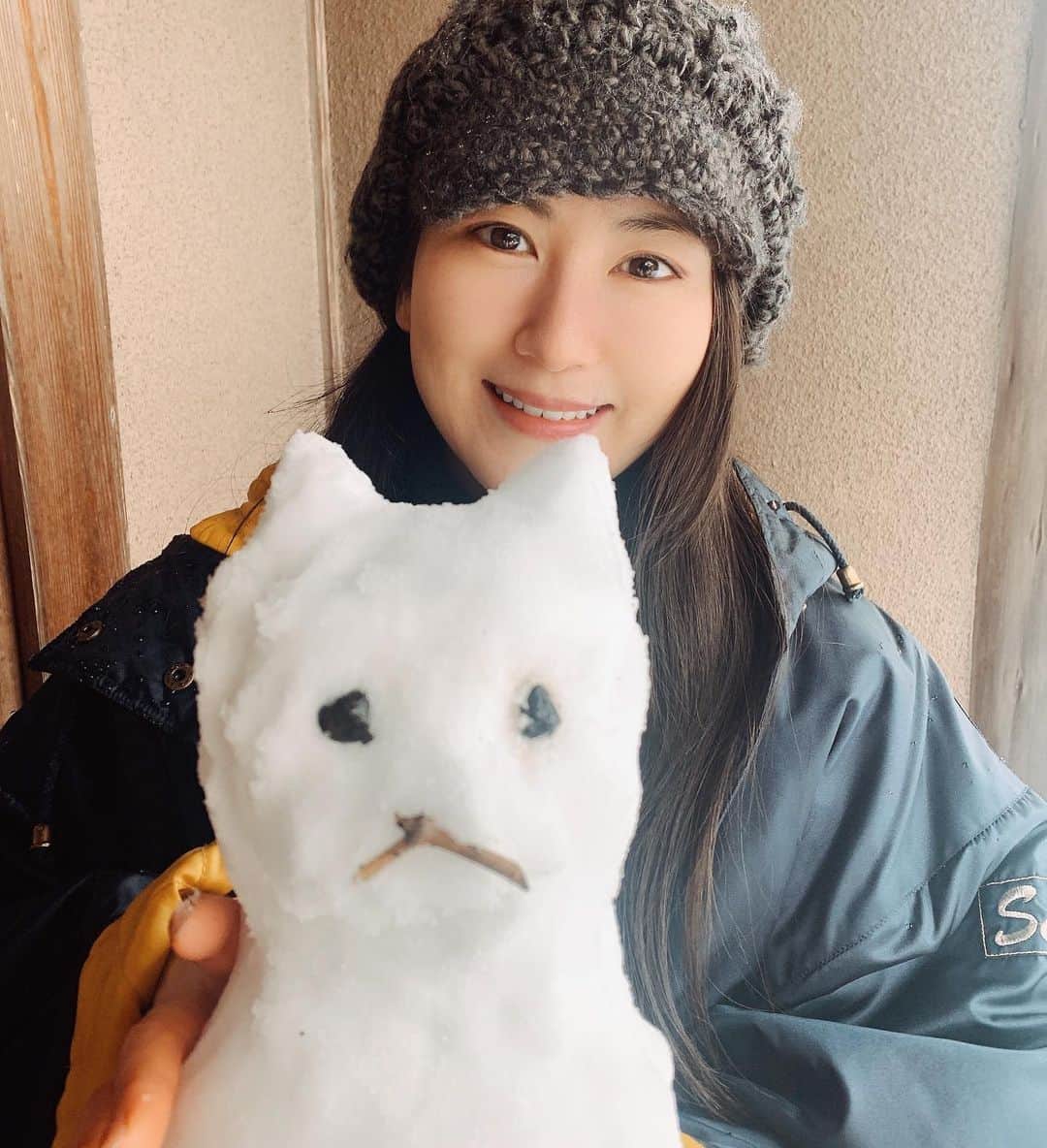 のインスタグラム：「. Playing with ☃️☃️ 36歳児最高傑作作品「雪ねこ」 どうぞ皆さまお身体にお気をつけて、よいお年をお迎えください。」