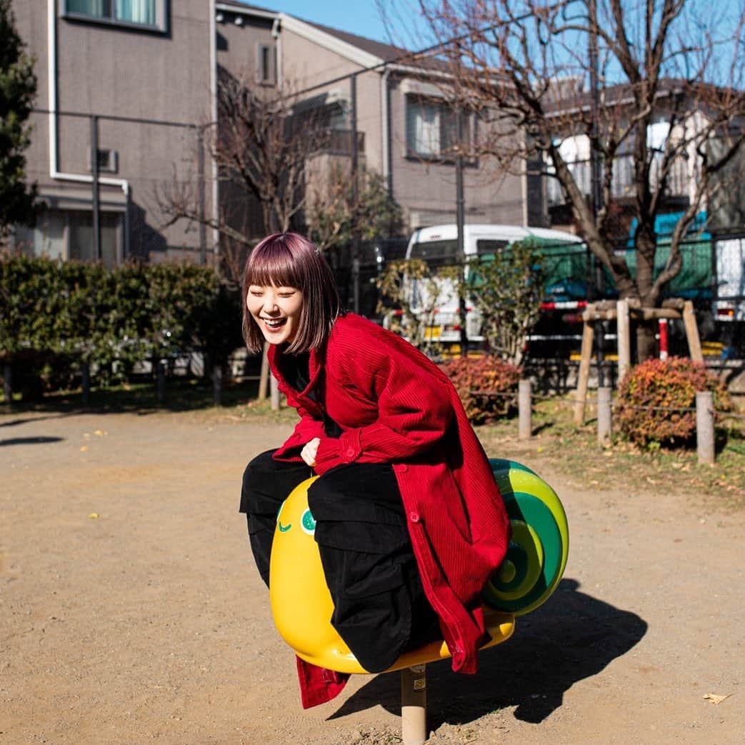 おかもとえみのインスタグラム：「2020年毎日何が起こるか分からない日々を経験して、時間も人も大切にしようと思った年だったな✨誠実であること、楽しくいること、感謝する気持ちの大事さを噛み締めています🥺今年を少しだけ振り返ると、大好きなブランドLEBECCA boutique(@lebecca_boutique )でえるちゃん(@l_jpn )とワンピース作ったり、fox(@foxcaptureplan )にお仕事で初めて沖縄連れてってもらったり、エムナイ(@music_wed_thenight )が始まって水曜日が楽しみで待ち遠しくなったり、薬膳コーディネーターの資格取ったり、おかもとえみ初のワンマンツアーしたり、ライブは少なくなっちゃったけど、フレンズ(@friends_jpn )ではシングルだしたり、おかもとえみではfeaturingさせてもらったり、色んな形で私と関わってくれた皆様に感謝してます！聴いてくれて、出会ってくれてありがとう！ 2021年もよろしくだよ！ 良い年にしよう！！！！！！！本気で🔥」