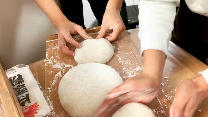 辻怜次のインスタグラム：「お餅を丸めるのが得意なロックベーシストです。  時代は進み、機械は進化しても、手作業でひとつひとつ作ることは大切。  This is how to make a rice cake. Even if the machine evolves, it's important to make everything by our hands.  #mochi #ricecake #お餅 #お餅つき #鏡餅」