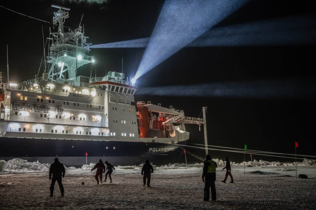 のインスタグラム：「Photo by @estherhorvath / Football in the central Arctic Ocean during the MOSAiC expedition. On some occasions, the sea ice next to the ship was “open” for two hours in the evening so that expedition participants could play football or do a round with skies. Sometimes I just felt so frozen after being on the sea ice for long hours during the day that I did polar bear–watch duty and cheered the teams from the bridge instead.  This image is from my recent book “Into the Arctic Ice,” showing the largest Arctic Ocean expedition of our time. Please follow @estherhorvath for more polar stories.」