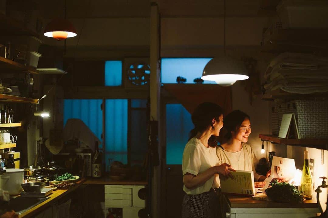 のインスタグラム：「2020年ももうあと少し。皆さんはどんな1年を過ごされましたか？  今年は春ごろからご自宅で過ごす時間が増え、いつもとは異なる日常をお過ごしになられた方もいらっしゃるかと思います。お店にお越しくださったお客様から、働き方が変化した、家族と過ごす時間が増えた、自宅での食事に気を遣うようになった…　というようなさまざまなライフスタイルの変化についてのお話をお聞きしました。  そんな変化の多い2020年も、たくさんの方からのあたたかいサポートのお陰で、お店としてまた少し成長させて頂いた1年となりました。日頃からFOOD&COMPANYをご利用くださっているお客さま、素晴らしい食材を日々届けてくれる生産者さま、お取引先のみなさま、そして一緒にお店をここまで作り上げてきてくれた仲間たちに、心からの感謝の気持ちでいっぱいです。本当にありがとうございました。  2021年の営業は、学大店は1月5日(火)11:00より、湘南店は1月2日(土)10:00よりスタートします。(ニュウマン新宿店は年末年始も営業しております　※営業時間一部変更あり)  来る年も生産者さんや作り手さんの想いのこもった食材をお届けできたらと思います。それではみなさま、良いお年をお過ごしください！  ▼学芸大学店. ※12月31日(木)〜1月4日(月)休業 1月5日(火)11:00〜21:00（通常営業）. . ▼湘南T-SITE店. ※12月31日(木)&1月1日(金)休業 1月2日(土)10:00〜21:00 1月3日(日)10:00〜20:00（通常営業）. . ▼NEWoMan新宿店 1月1日(金)10:00〜18:00 1月2日(土)8:00〜20:00 1月3日(日)8:00〜20:00（通常営業）  #foodandcompany #フードアンドカンパニー #年末年始」