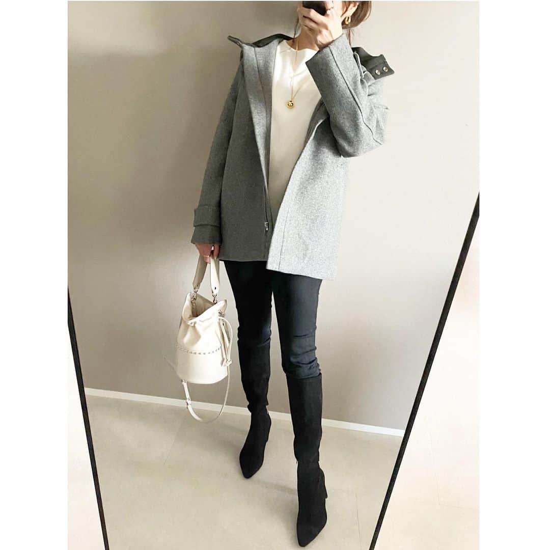 のインスタグラム：「2020.12.31 coordinate…♡ 寒ーーーい！ 名古屋も雪が降っています☃️ ・ ・ 2020はコロナコロナな年でしたね… 2021は果たしてどんな年になるのでしょうか🙄 ・ ・ 今年最後のコーデは安定のモノトーンで♩ ロングブーツが当たり年でした✨ ・ ・ outer/ @poshalma_official  ▷▷▷sayaka selectアイテム♡ tops/ @milaowen_official  denim/ @uniqlo  boots/ @zara  bag/ @dolce._official  ・ ・ #fashion#instafashion#cordinate#ootd#code#ファッション#コーデ#コーディネート#今日のコーデ#きれいめコーデ#きれいめファッション#大人コーデ#ママコーデ#40代コーデ#40代ファッション#アラフォーコーデ#アラフォーファッション#シンプルコーデ#冬コーデ#ロングブーツコーデ」