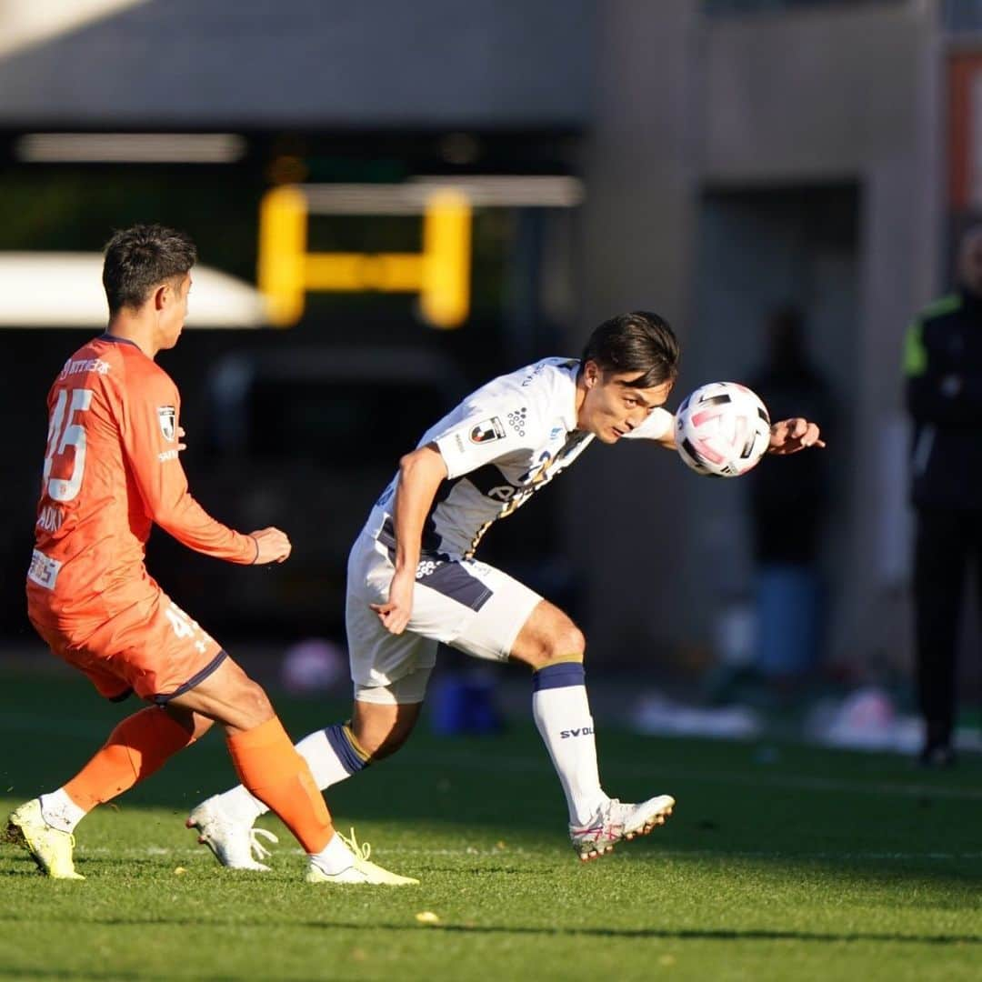 FC町田ゼルビアさんのインスタグラム写真 - (FC町田ゼルビアInstagram)「⚽️契約更新⚽️ ﻿ 本日、契約更新が発表された #奥山政幸 選手の写真をお届け📷﻿ ﻿ 『3,689分』 今シーズンゼルビア内で2番目の出場時間を記録した奥山選手😳 そして、第18節金沢戦ではJリーグ初ゴールも決め、まさに大車輪の活躍‼️ 2021シーズンは名古屋U15・U18でもチームメイトだった #三鬼海 選手も加入しさらに中心選手としてファン・サポーターの期待は高まるばかり💙 ﻿ #FC町田ゼルビア #zelvia #Jリーグ #サッカー #スポーツ #soccer #football #JLeague #町田﻿ #鉄人」12月31日 16時33分 - fcmachidazelvia