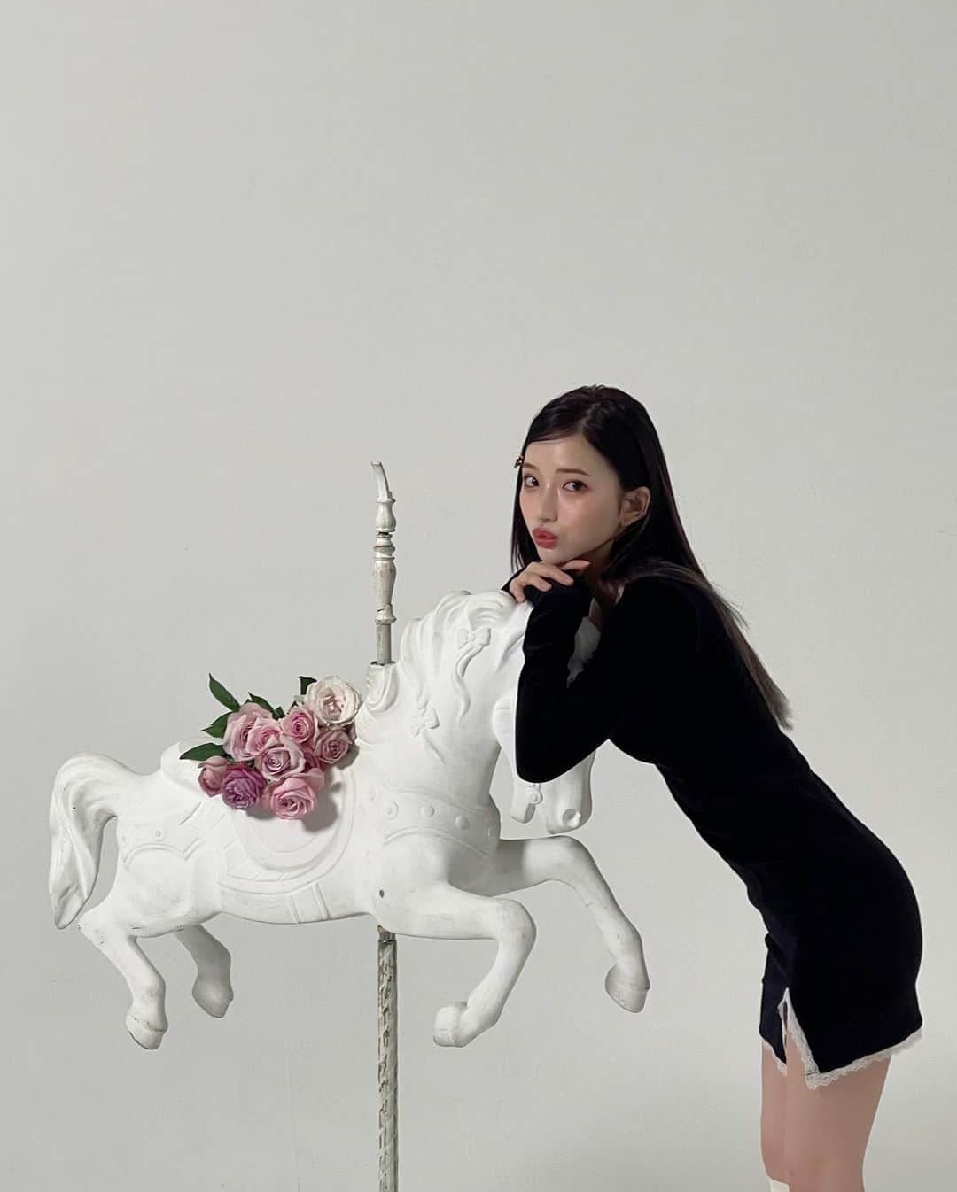 南りほのインスタグラム：「2020年も皆様ありがとうございました🖤 今年はお仕事でも沢山の人と出会えてとっても充実した1年になりました🤍 まだ情報解禁前だけど、来年はもっとファンのみんなに会える機会がたくさんあるから楽しみにしててね🤫💋 今年以上に来年は、素敵な1年になりそうです...💘 では皆様、良いお年を〜🙇🏼‍♀️💞 #goodbye2020」