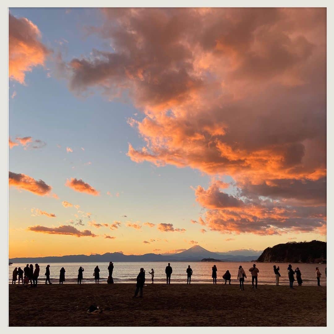 kumikoのインスタグラム：「2020年最後の夕日。 ちゃんとソーシャルディスタンス（笑）」