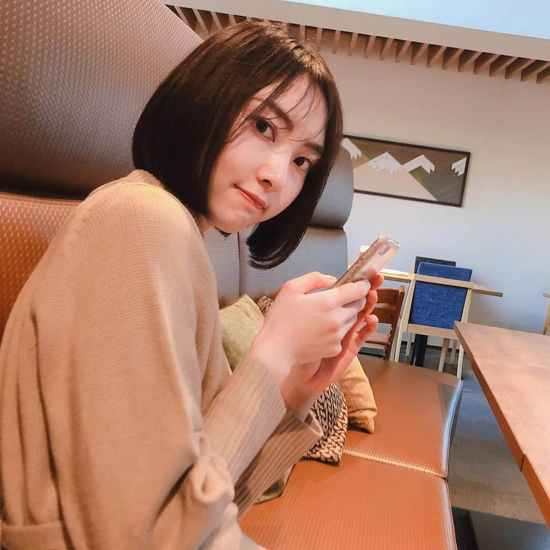 大平有沙さんのインスタグラム写真 - (大平有沙Instagram)「今年は不安で一杯で﻿ ﻿ 下を向いたり﻿ よそ見してみたり﻿ ふと違う道について考えてみたり﻿ ﻿ とにかくソワソワふわふわしていた1年だったけれど﻿ ﻿ そんな年でも大切な家族や友人が沢山支えてくれたおかげで楽しく過ごしていたな〜と写真を見返して思いました😌﻿ ﻿ 皆様今年も1年ありがとうございました🌟﻿ ﻿ 来年はもっともっと明るくて、2020年じっと耐えてきたみんなに素敵なことが沢山起こるキラキラした1年になりますように！！  良いお年を🌅」12月31日 16時42分 - arisa_ohira