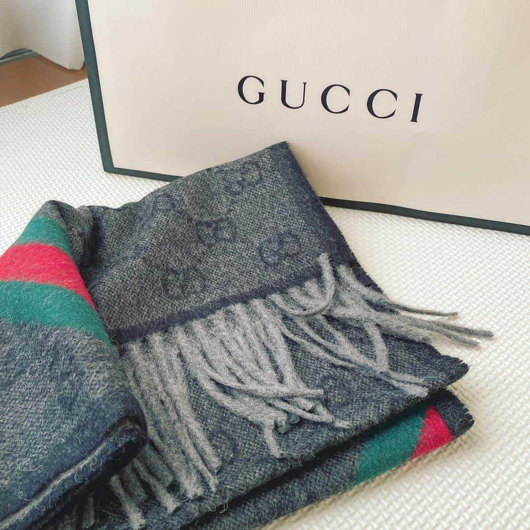 今中沙季のインスタグラム：「サンタさん来てました🎅🏻 ありがとう♡ . . #GUCCI#マフラー#GUCCIマフラー#glay#オシャレさんと繋がりたい #オシャレ好きさんと繋がりたい #ママコーデ#presents🎁」