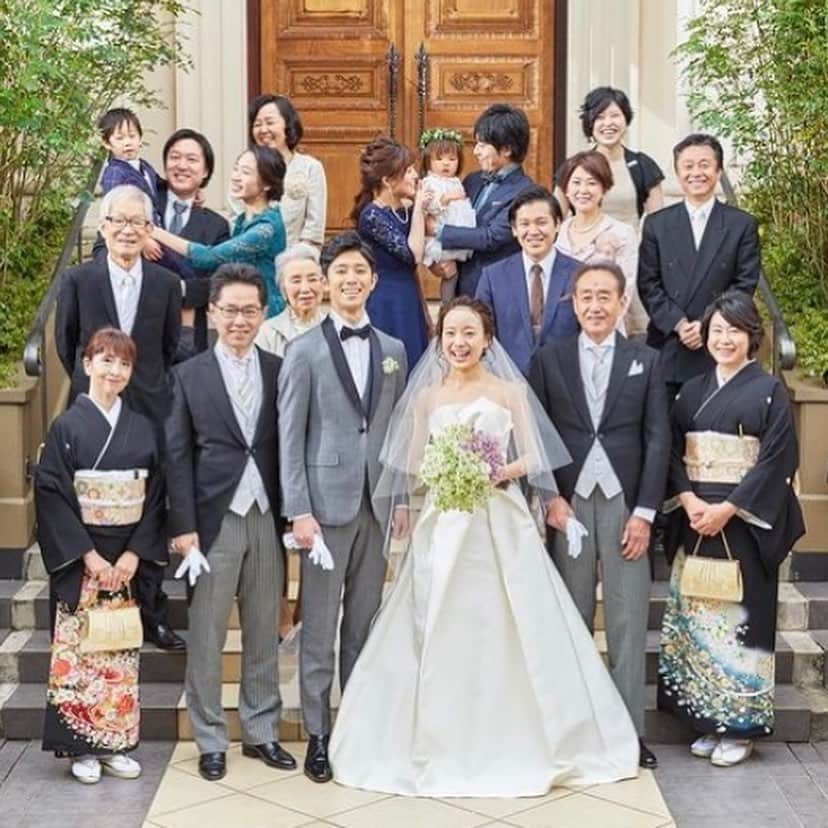 家族挙式さんのインスタグラム写真 - (家族挙式Instagram)「.﻿ ﻿ 皆さま 2020年もお世話になりました。﻿ たくさんの新郎新婦さまと出会い、﻿ 幸せな結婚式のお手伝いをさせていただきました♩﻿ ﻿ 来年もおふたりらしさが溢れ、﻿ ゲストの皆様が幸せに包まれるような﻿ 特別な1日のお手伝いさせていただければと思いますので﻿ 2021年もどうぞよろしくお願い致します✳︎*﻿ -------------------﻿ @kazoku_wedding をフォローして、﻿ #家族挙式 でお写真を投稿してくださいね＊*﻿ -------------------﻿ 【2021年1月31日まで！】﻿ 2021新春キャンペーン　2大特典プレゼント﻿ \会食•披露宴プランお申し込みで/﻿ ■特典１　挙式スナップ写真60カット﻿ ■特典２　料理料金1,000円分×人数分割引﻿ ﻿ ▽詳しくはTOPのリンクから❁﻿ >>> @kazoku_wedding﻿ ﻿ -----------------------﻿ .﻿ ❁テレビCM放映中 ▹▸ ”家族挙式ベスト”なら﻿ 【挙式・衣裳・美容・写真】が含まれたプランが99,000円〜叶います＊﻿ ▽予約はTOPのリンクから❁﻿ >>> @kazoku_wedding﻿ -------------------﻿ #家族挙式 #ベストアニバーサリー﻿ #家族 #Family #家族婚﻿ #bestanniversary #少人数婚﻿ #ウェディング #結婚式準備﻿ #結婚式 #フォトウェディング﻿ #プレ花嫁 #卒花﻿ #日本中のプレ花嫁さんと繋がりたい﻿ #花嫁 #卒花嫁 #国内挙式﻿ #weddingdress #ウェディングドレス﻿ #プラコレ #Dressy花嫁﻿ #2020秋婚 #2021春婚﻿ #2021夏婚 #2020冬婚﻿ #家族写真﻿ #家族の笑顔 #2020bestnine  #本年もありがとうございました」12月31日 16時46分 - kazoku_wedding