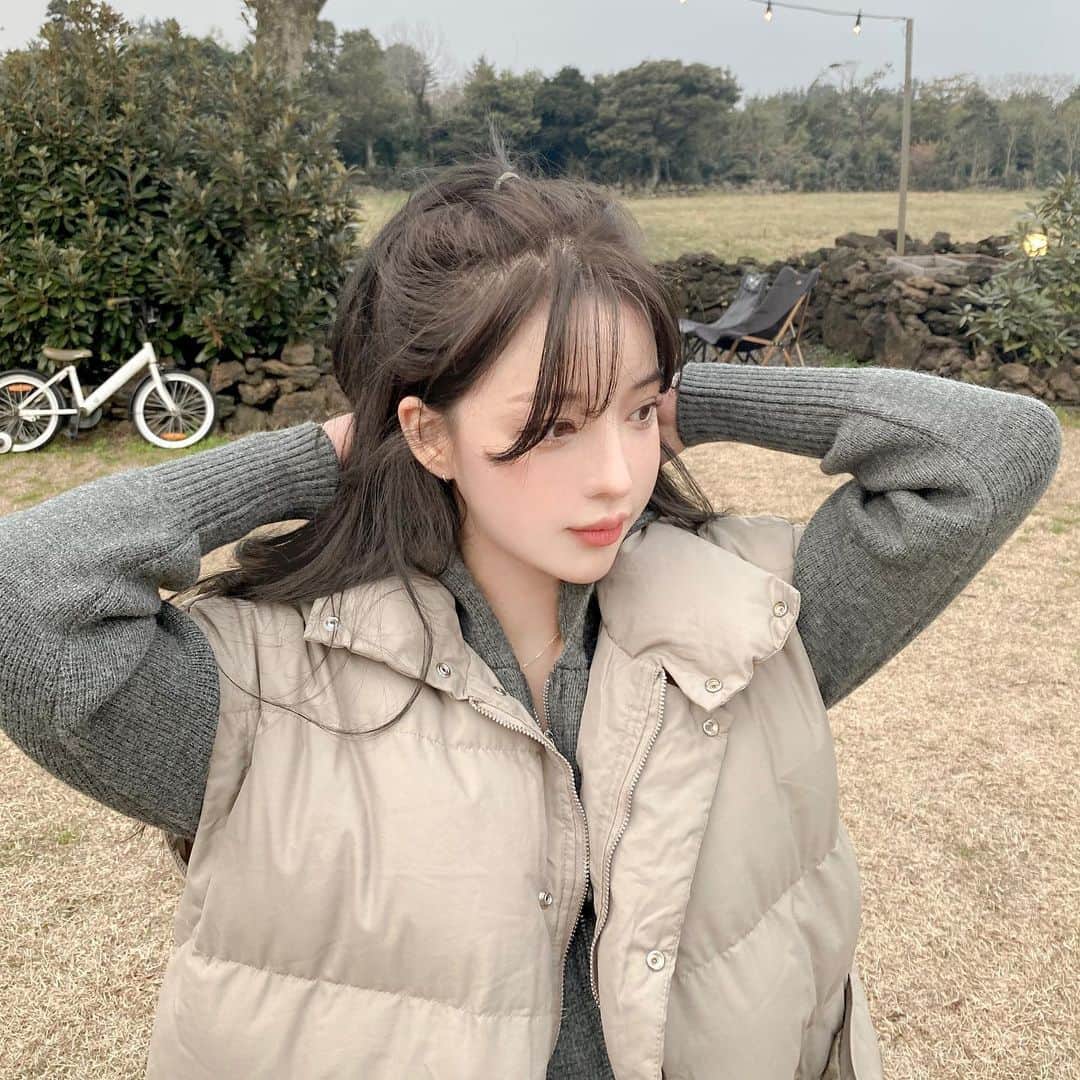 ユン・アラのインスタグラム：「2020 안녕..🌼 나의 청춘 발랄 20대도 안녕   2021년에는  모두들 행복한 일만 가득하고, 건강한 한 해가 되었으면 좋겠어요 💪🏻🤍  힘들어도 다같이 힘내자구요! 빠샤!」