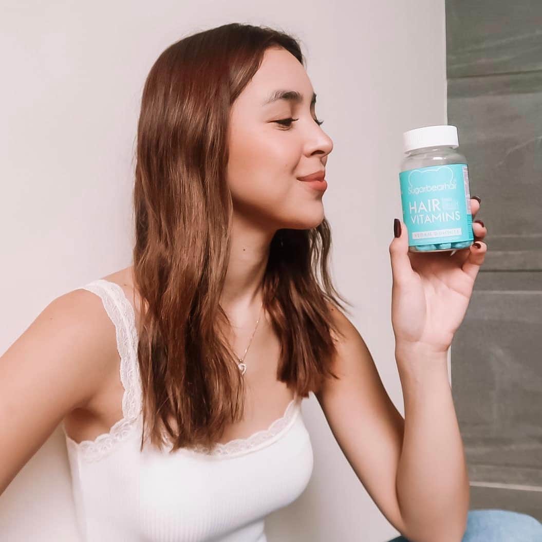 ジュリア バレットのインスタグラム：「Now that the holidays are coming, my hair can finally rest from all the blow dry, curling and sprays! Special mention to @sugarbearhair for being a huge factor on my hair’s recovery— providing all the vitamins it needs ❤️ #sugarbearhair #ad」