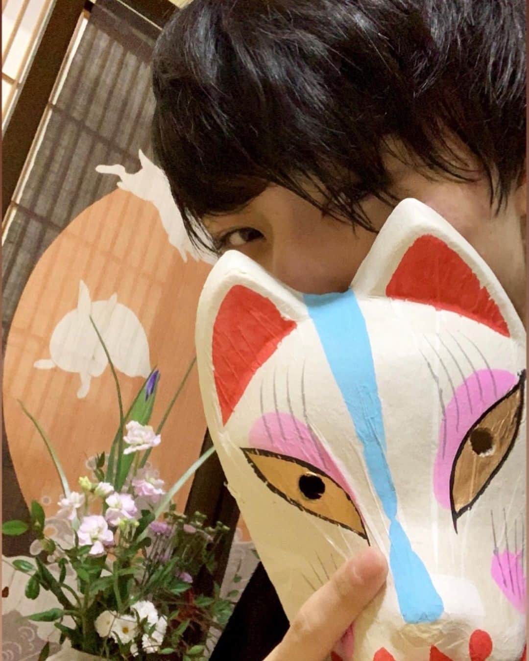 のインスタグラム：「2020年！本当にありがとうございました！ 未曾有のウイルスに襲われた年でしたが、だからこそ学んだことや、経験したことがたくさんあったなあと思います たくさん思い出ができたし、いろんなものに出会えたし 僕はこの一年楽しかった！ 来年は今年よりもっと良い年にしたいです😁 では皆さん良いお年を！ おばあちゃんの家にあったお面つけてみました🦊 #2020 #狐面 #釜谷悠平」