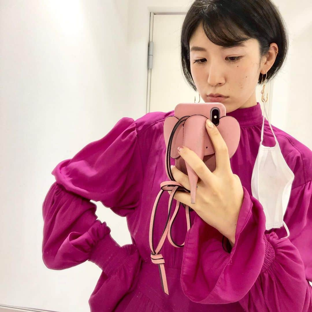 azのインスタグラム：「生まれた時から今まで、好きなものや苦手なもの、嫌いなものや得意なものをたくさん更新してきたけれど、やはり未だに苦手なのが「履歴書」である。﻿ ﻿ 受験や就職、転職等々、機会がなければそうそつ手をつけるものではないのだが、おそらく私は人より書いてきたのではと思う。﻿ ﻿ 昨今話題になっている性自認についての欄も違和感はあるが、学歴、資格、特技（？）、職歴、もろもろ「いったいこれは私のなんなのだろうか」と思ってしまうのだ。﻿ ﻿ おそらくペラ一枚で見たら、そこそこ「優秀な人材」なのだろう。名門女子校（後付け）から有名私大（ギリギリ合格）、フランス留学（事後報告）、勢いのある会社への新卒入社（即クビ）、ベンチャー企業での経験（人生のゆとり期間）...ただ、そこに書いてあるのは通過点のみで、私が何者たるかは読み取ることはできない。﻿ ﻿ だってわたし、本当にポンコツの出来損ないなんだもの。コピーもろくに取れなければ、人の顔も覚えられず、原稿は〆切ギリギリまで手をつけないし、エライ人には歯向かうし、敬語も使えずシャカイジンノマナーもあやふやなまま。﻿ ﻿ おそらく新卒入社の2015年が最高潮に尖って生意気だったのだけれど、もうそこからぐんぐん反省して丸くなっていってる。というか自分の立場を理解し、そこからの思考と発言を心がけるために自分を客観視するようになって、その結果「なんでそんなに冷たいの」と言われるまでになってしまった。これでよかったんだろうか？とちょっと悩んだ一年であった。﻿ ﻿ しかしそれと比例するように、心の炎はメラメラと、そして静かに燃えているのである。私も例に漏れず鬼滅にハマったひとりなのだが、煉獄の兄貴バリにピュアに、真っ直ぐと、高く高く燃えている。﻿ ﻿ 自分と向き合う（それはつまり自分と、その半径数メートルの世界という意味）ことがいつにも増して多かったこの一年、私がひたすら考えていたのは「好き」というシンプルな感情だった。﻿ ﻿ これまでもその感情にだけは嘘をつかず生きてきたが、今年はそれがスンっと自信につながった。特に何をしたわけでもないけれど、「好きなことを好きと言える、自分が好き」なのだ。そして同じように、自分の「好き」に自信を持っている人は、本当に輝いて見える。﻿ ﻿ ありがたいことに、こんなにポンコツで薄っぺらい履歴書の私でも、様々なプロフェッショナルに囲まれて仕事をさせてもらってる。私はその人たちの内なる炎をのぞく瞬間がとても好きで、すぐに感化されてしまう。 そしてその人たちの履歴書は至極どうでもよい。目の前で燃えている炎こそ、紛れもなく、その人そのものなのだ。﻿ ﻿ 履歴書なんか捨てて、心に灯せよ、愛の炎♡﻿ ﻿ #pink #fetico #loewe #🐘 #2020」