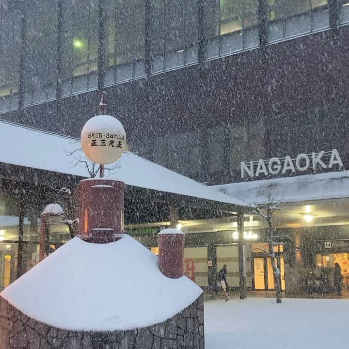 木村滉のインスタグラム：「止まないsnow〜 snow〜 snow〜♪  俗に言う「大雪」とはこういう降り方を言います。  電車も運転を見合わせちゃってるようですね💦☃️🚉  年越しはおうちでゆっくりしましょう✨🏠😅  #新潟 #長岡 #長岡駅 #大雪 #電車 #運転見合わせ #気象予報士 #天気 #寒い #nhk #nhk大分 #kinkikids #堂本剛 #堂本剛 #図書委員さんと繋がりたい #年越し #大晦日 #雪国」