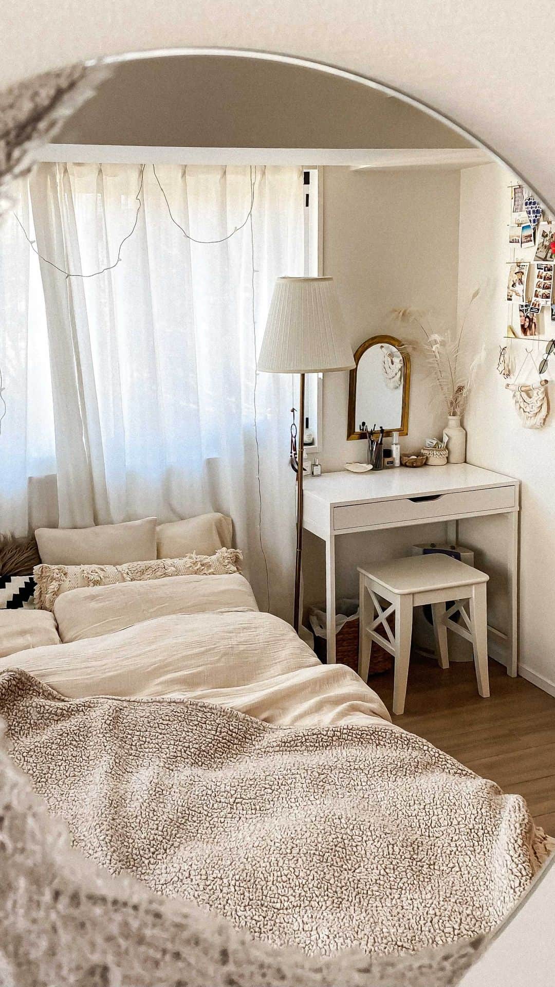 Manamiのインスタグラム：「#マナシカの家 Room Tour🛋🪴🤍🤍🤍 やっと撮りました😙  去年引っ越して1年、お世話になったお部屋🌝 お家がもっと大好きになった2020🤍 おうちに遊びに来てくれたみんな👩🏽‍🤝‍👩🏼👫🏽👨🏾‍🤝‍👨🏼 来年もお家でわいわいやろうね〜🥳💖  ㅤ ㅤ #homesweethome  #roomtour #room #interior #living #livingroom #uohome #bohemianhome #howyouhome #anthrohome #bedroomdecor #ルームツアー #家 #お部屋 #部屋 #マイルーム #インテリア #インテリアコーディネート #インテリアデザイン #賃貸インテリア #リビング #リビングルーム #ベッドルーム #一人暮らし #一人暮らしインテリア #観葉植物 #観葉植物のある暮らし」
