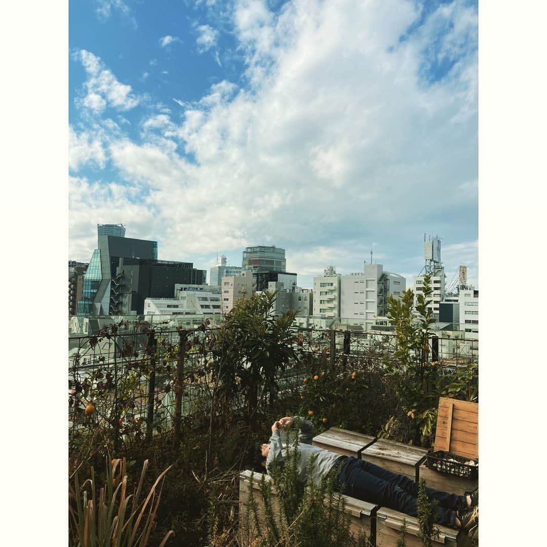 journaleatripのインスタグラム：「eatrip soil  29日で年内最後の営業日を終え昨日は感謝の大掃除でした。 オープンして一年目でした。 様々な事がありましたが兎にも角にも人に助けられ場に助けられ食材に元気をもらい料理が力になり食べること食べれる事がより感謝になりました。  ． 大きく深呼吸を忘れずに。 有難うございました。」