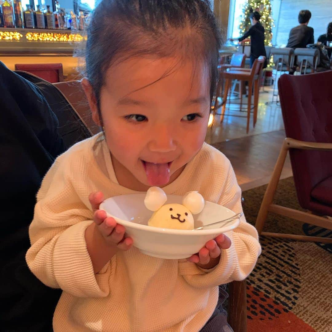 漆川由佳さんのインスタグラム写真 - (漆川由佳Instagram)「イルマとハチのイチャイチャ最高だった😍✨メルちゃんにミルクあげるのより重くて大変だったし、ミルクあげるよりテレビが気になっちゃっうハチ🥺💕たまらん💖たまらん💖 たくさんお喋りしてくれるから嬉しいよー💗💗💗」12月31日 16時59分 - shitsukawayuka