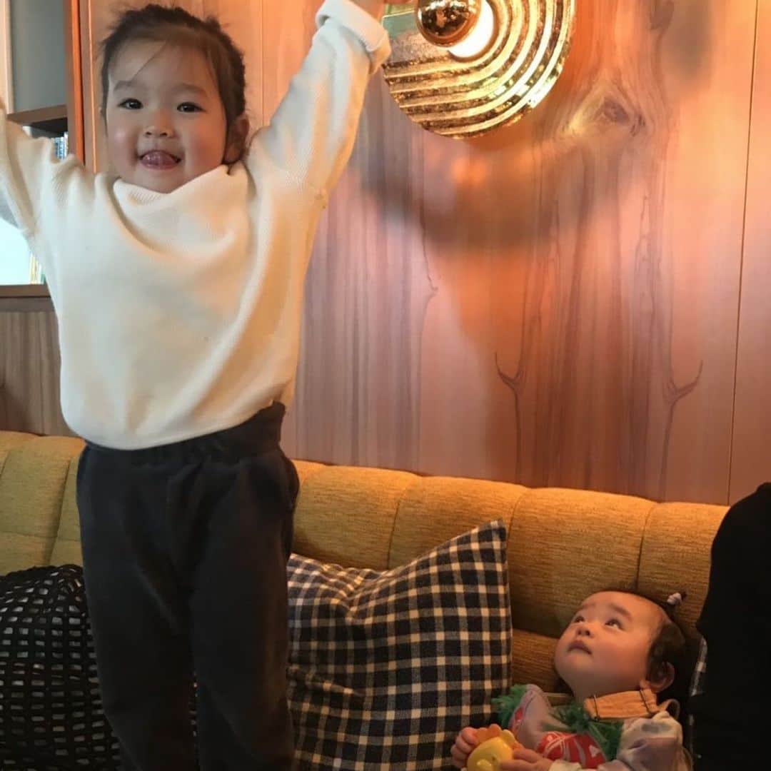 漆川由佳さんのインスタグラム写真 - (漆川由佳Instagram)「イルマとハチのイチャイチャ最高だった😍✨メルちゃんにミルクあげるのより重くて大変だったし、ミルクあげるよりテレビが気になっちゃっうハチ🥺💕たまらん💖たまらん💖 たくさんお喋りしてくれるから嬉しいよー💗💗💗」12月31日 16時59分 - shitsukawayuka