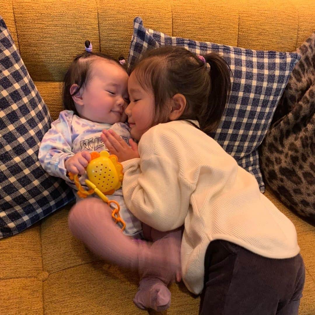 漆川由佳さんのインスタグラム写真 - (漆川由佳Instagram)「イルマとハチのイチャイチャ最高だった😍✨メルちゃんにミルクあげるのより重くて大変だったし、ミルクあげるよりテレビが気になっちゃっうハチ🥺💕たまらん💖たまらん💖 たくさんお喋りしてくれるから嬉しいよー💗💗💗」12月31日 16時59分 - shitsukawayuka