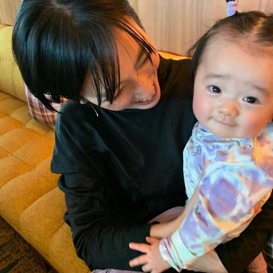 漆川由佳さんのインスタグラム写真 - (漆川由佳Instagram)「イルマとハチのイチャイチャ最高だった😍✨メルちゃんにミルクあげるのより重くて大変だったし、ミルクあげるよりテレビが気になっちゃっうハチ🥺💕たまらん💖たまらん💖 たくさんお喋りしてくれるから嬉しいよー💗💗💗」12月31日 16時59分 - shitsukawayuka