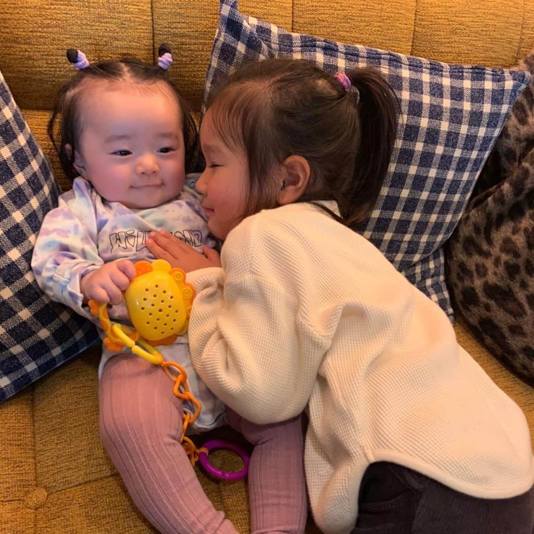 漆川由佳のインスタグラム：「イルマとハチのイチャイチャ最高だった😍✨メルちゃんにミルクあげるのより重くて大変だったし、ミルクあげるよりテレビが気になっちゃっうハチ🥺💕たまらん💖たまらん💖 たくさんお喋りしてくれるから嬉しいよー💗💗💗」