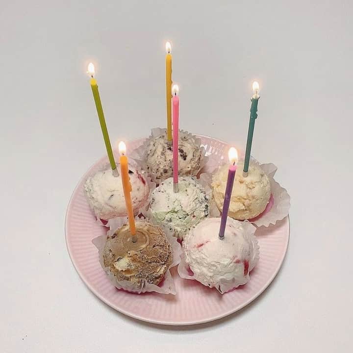 ハルハルさんのインスタグラム写真 - (ハルハルInstagram)「おうちパーティーに♡#배스킨라빈스 (31アイスクリーム)のアイスケーキ🎂  あんにょんー！ ハルハル編集部のayuです🙋🏻‍♀️  今日は31アイスクリームのアイスケーキを紹介します💕  ちょっといつもとは違うお祝いを したいなって時に31アイスクリームの アイスケーキがおすすめ𖡼.𖤣𖥧  日本のおしゃれ女子の間では ハンドパックやバラエティパックに ろうそくを指すアレンジが 最近じわじわと人気みたい…👼🏻  韓国の31アイスクリームは バスキンロビンスの愛称で親しまれていて 日本よりもアイスケーキのデザインが 可愛いものが沢山あるんです！  夏はもちろん、 寒くなっても不思議と食べたくなるアイス🍨  みんなもおうちパーティーの時に やってみてね🐻‍❄️⸜❤︎⸝  ┈┈┈┈┈┈┈┈┈┈┈┈┈┈┈┈┈┈┈﻿  今回の可愛いお写真は、﻿ 以下の方からお借りしています♡﻿ ‌﻿ Thanks for… ‌﻿ @poyunz さま @___aaayn さま @_x_miyu_x さま @001615 さま @mayixmai さま @hon__gram_ さま  ┈┈┈┈┈┈┈┈┈┈┈┈┈┈┈┈┈┈┈﻿  #ハルスタ や #ハルハル をタグ付けしていただくと、﻿ ハルハルの記事やInstagramに投稿させていただく場合がございます  #하루스타 #하루하루 를 태그 하시면﻿ 하루하루의 기사와 인스타그램에서 사용할 가능성이 있습니다.﻿ ┈┈┈┈┈┈┈┈┈┈┈┈┈┈┈┈┈┈┈﻿  #韓国 #韓国情報 #アイスケーキ #31アイスクリーム #韓国好きな人と繋がりたい #バスキンロビンス #韓国っぽ #おうちカフェ #おうち時間 #アイス #韓国トレンド #おしゃれさんと繋がりたい #部屋 #誕生日 #女子部屋 #誕生日パーティー #センイル #センイルパーティー」12月31日 17時00分 - haruharu_furyu