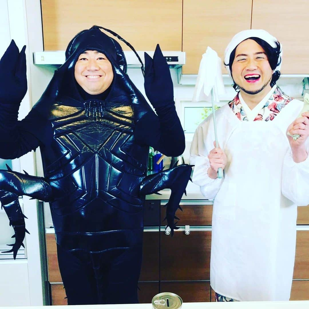 川原豪介さんのインスタグラム写真 - (川原豪介Instagram)「今年もたくさんお世話になりました！ コロナ禍で大変な2020年でしたが、個人的には相方のせがれが産まれたり、仲良しの後輩のまーちんが結婚したりとハッピーな事もありました！お仕事では４月から夢スポのMCをさせて頂くようになったり、3年越しにタートル中村グッズ完成したり、TNCやRKBでも新しくレギュラーを頂いたりとありがたかったです！あと嬉しかった事は福岡市動物園のキリンの赤ちゃんの名前募集で選ばれた事です。 きつい中にもニコって笑える楽しみを見つけていけた年でした！関わってくださった皆さまありがとうございました😊 来年もオリャーって頑張ります！よいお年を！わーい！ぬんっ！ #ブルーリバー #夢スポ #ももち浜ストア #日曜もシエスタ #hktのピシャッと48 #まーちん結婚おめでとう　#相方の息子誕生　#タートル中村計画🐢 #」12月31日 17時00分 - blueriver_kawa